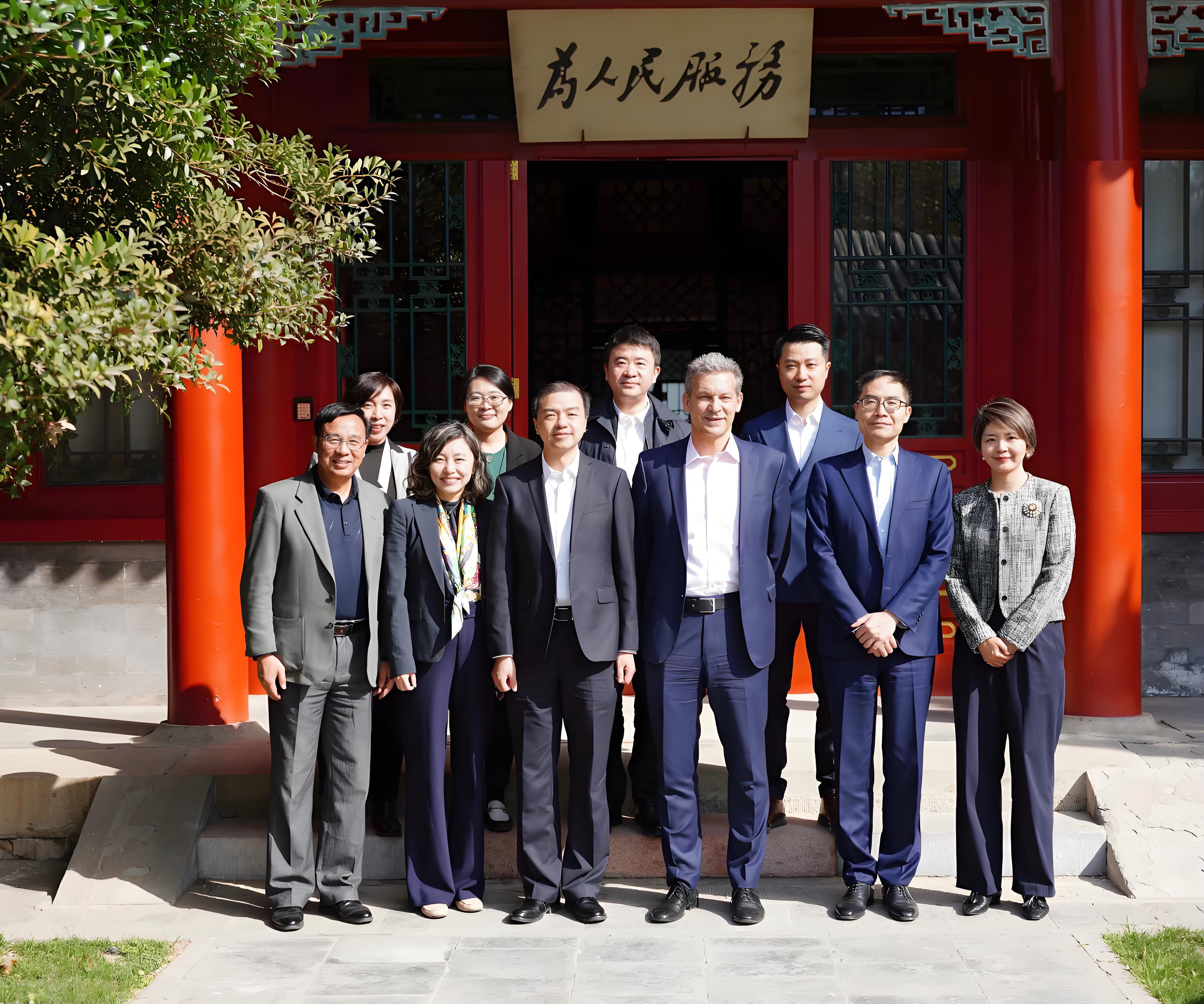 20250403-索诺瓦集团首席执行官一行到访开云网-孙力扬-向波涛（前排左三）与安特·凯多斯基（前排右三）及双方团队合影.jpg