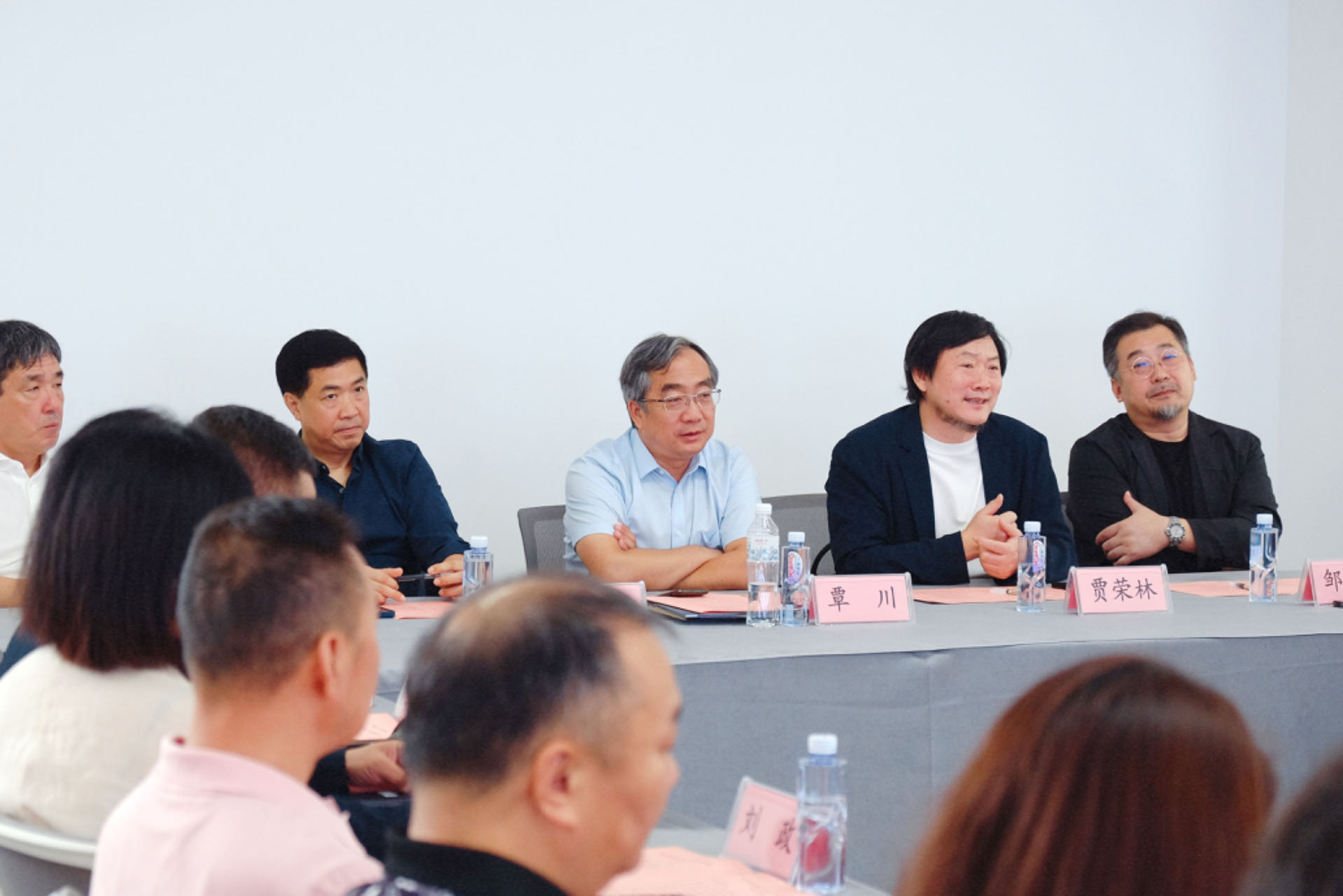 20240911-开云网美术学院《专业考察》课程开设30周年专题研讨会举行-研讨会现场专家学者探讨交流-胡思凡.jpg