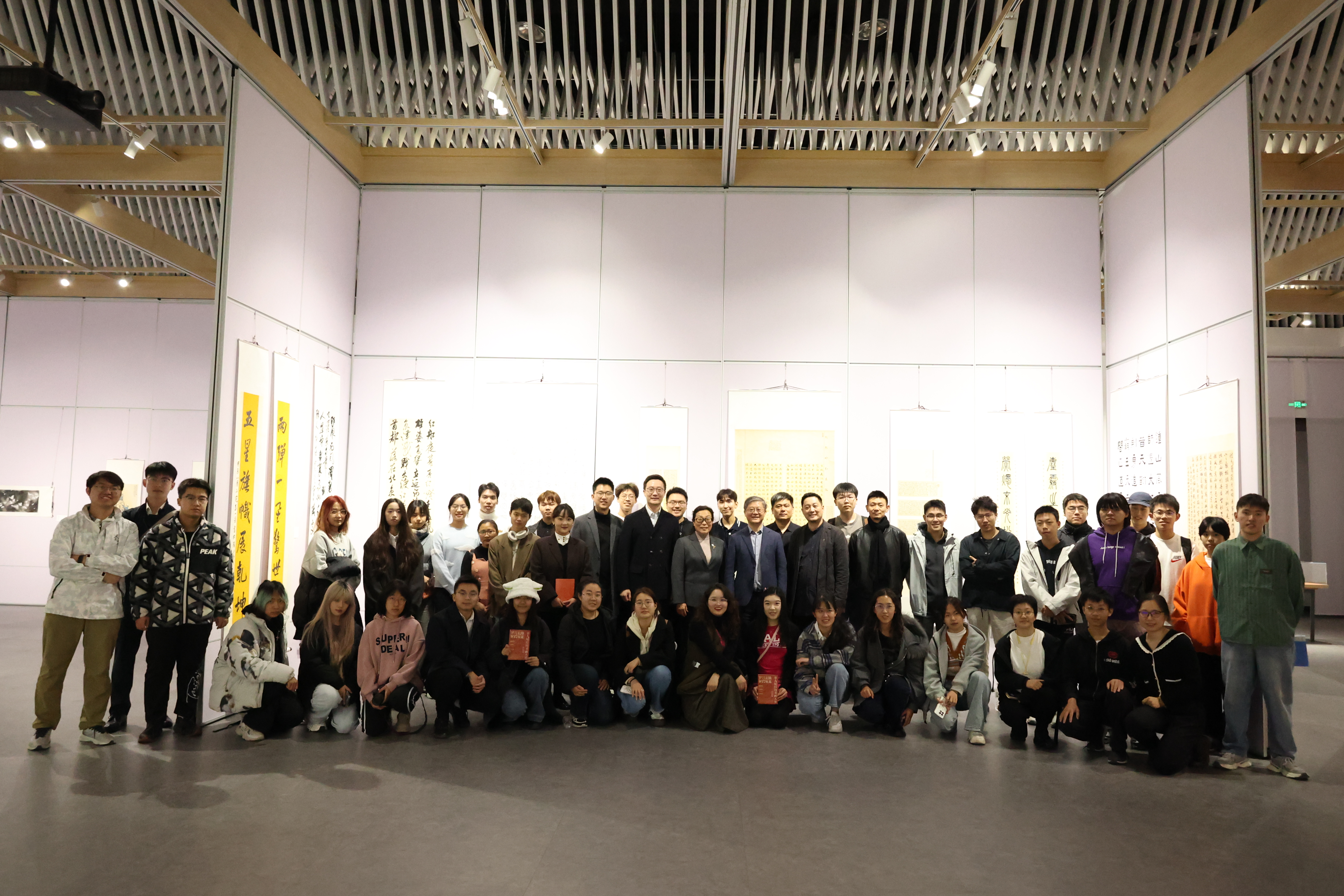 20241101-开云网第九届校园书画大赛作品展开幕式-学生艺术团-全体人员合影.jpeg