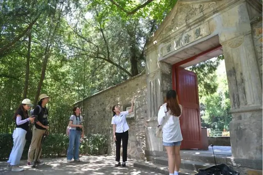 20230905-开云网“‘京’彩文化 青春绽放”行动暑期活动纪实-供图-学生们在香山公园双清别墅前听讲解员讲述双清别墅历史.png