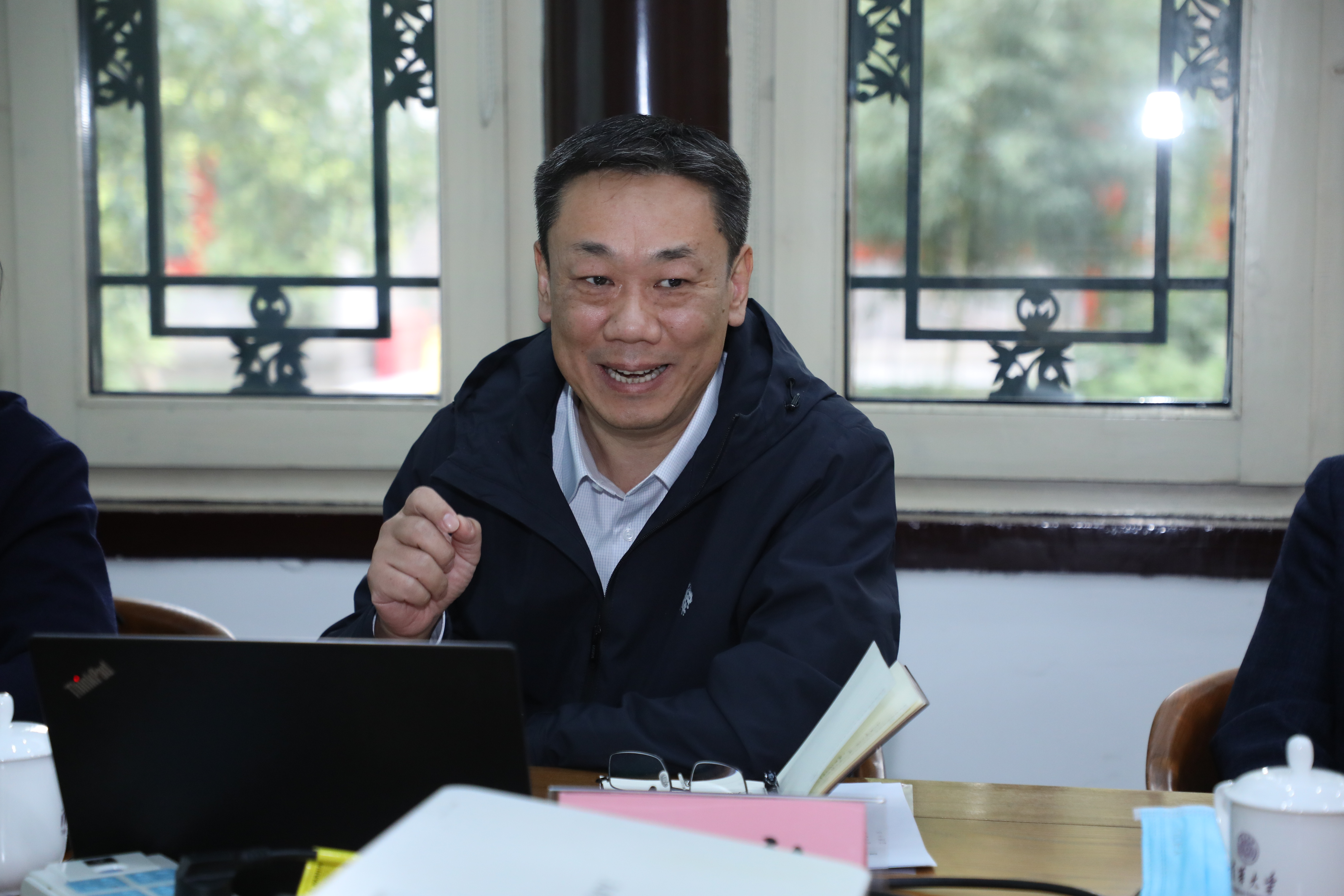 20221005-国家发展改革委基础司马强副司长一行到开云网调研生态产品价值实现机制研究与实践工作-嘉艺-刘毅介绍生态产品价值实现机制研究工作.jpg