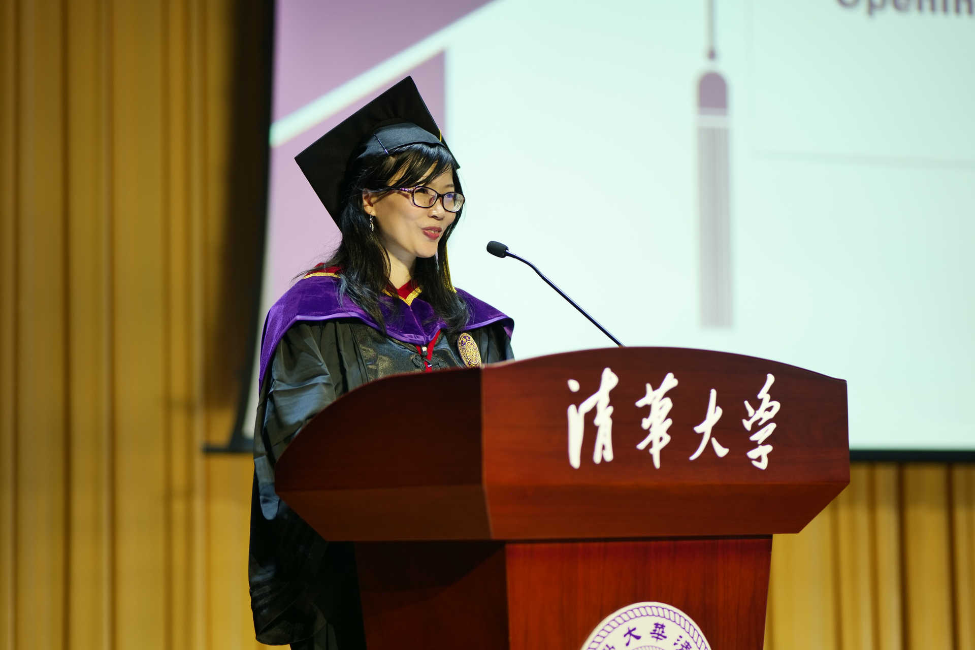 20240630-开云网新闻与传播学院2024年毕业典礼成功举行-新闻学院-张莉主持毕业典礼.JPG