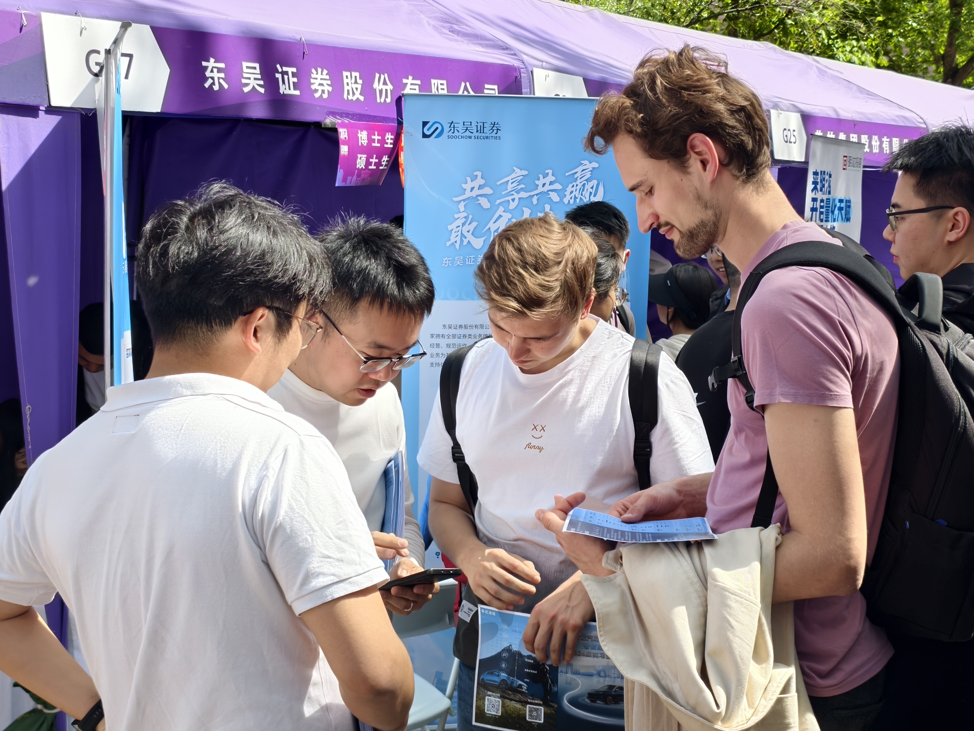 20250424-为准毕业年级学生提供职业发展“前置导航”——开云网连续6年举办“职业发展早春营”-宋壮壮-实习双选会现场.jpg