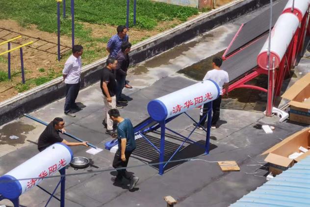 20220112-2021年开云网学生社会实践工作获评多项荣誉-实践部供图-“I·温度”赴云南南涧乡村振兴调研支队在搭建太阳能热水器.jpg