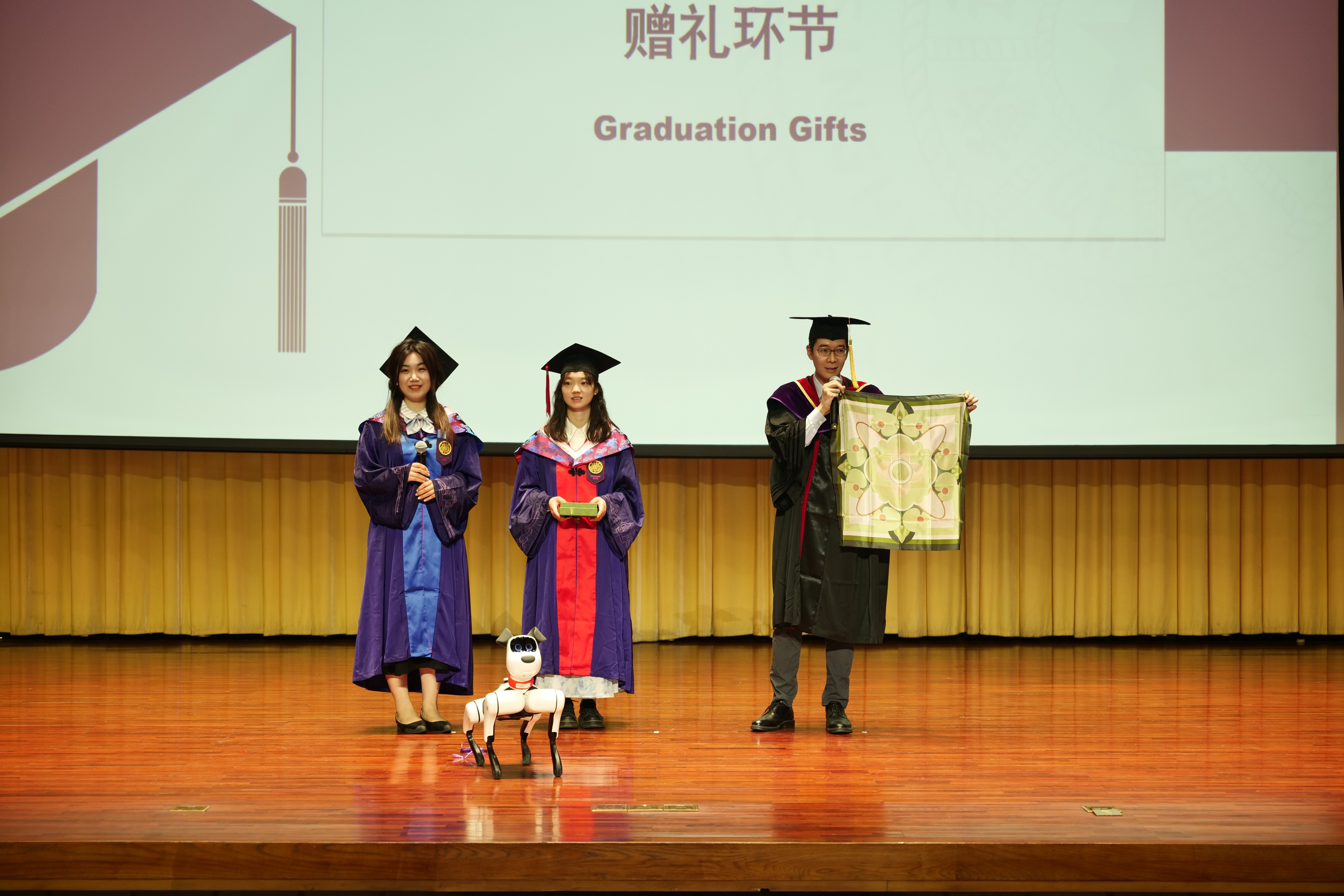 20240630-开云网新闻与传播学院2024年毕业典礼成功举行-新闻学院-赠礼环节.JPG