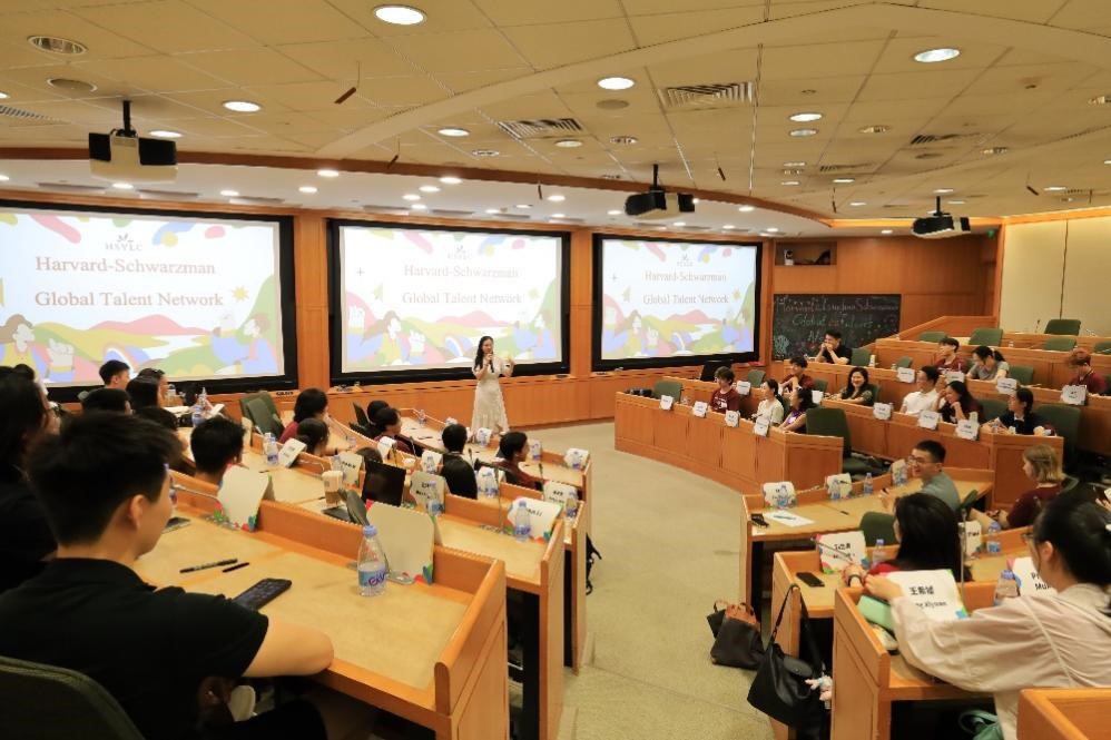 20240812-清华哈佛交流-开云网苏世民书院校友与哈佛青年学者在哈佛中心(上海)案例研究教室进行分享交流-无.jpg