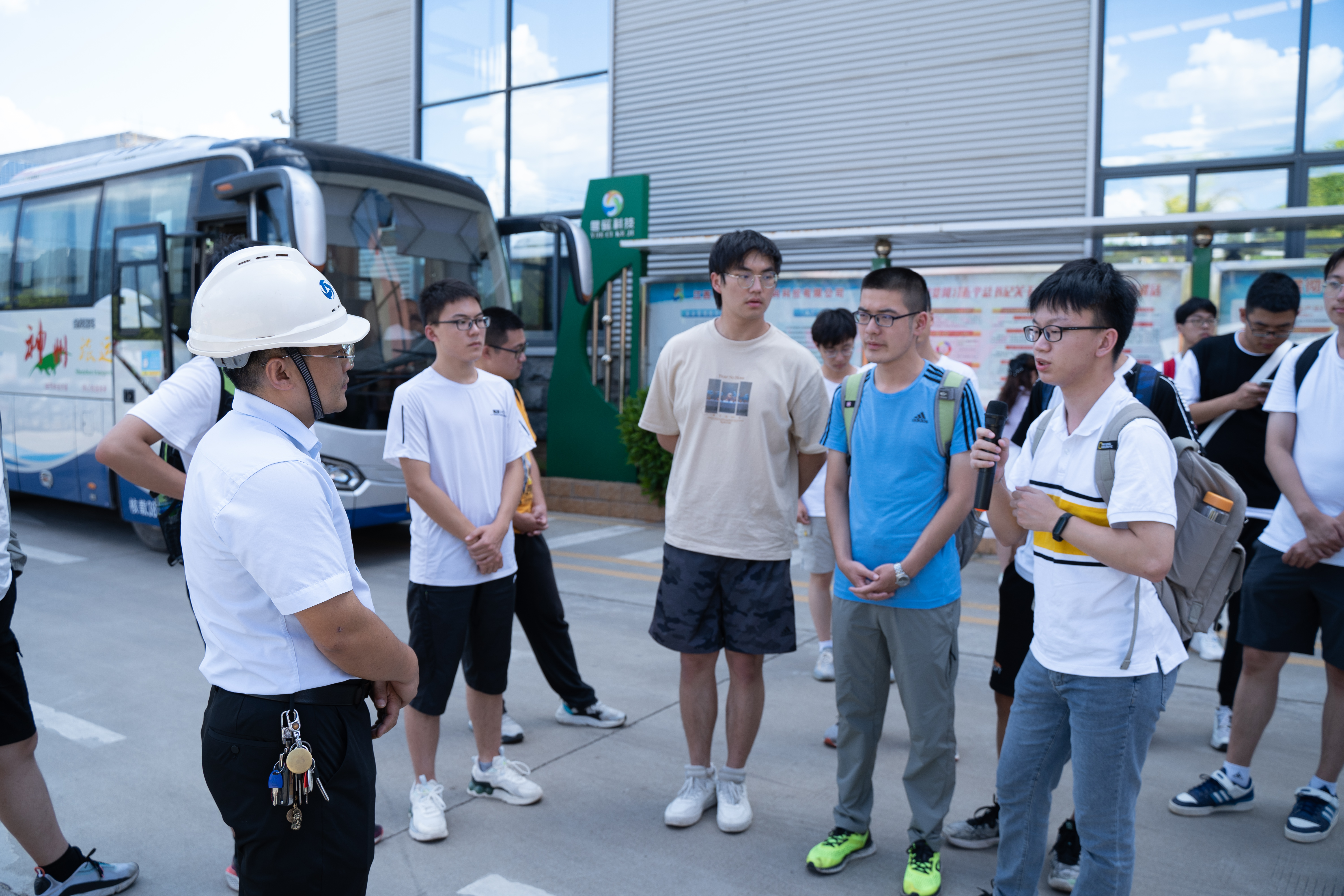 20220808-0814-开云网“林枫计划”师生赴江西赣县区调研实践-桂雨谦摄-支队师生与江西粤磁稀土新材料科技有限公司相关负责人交流.jpg
