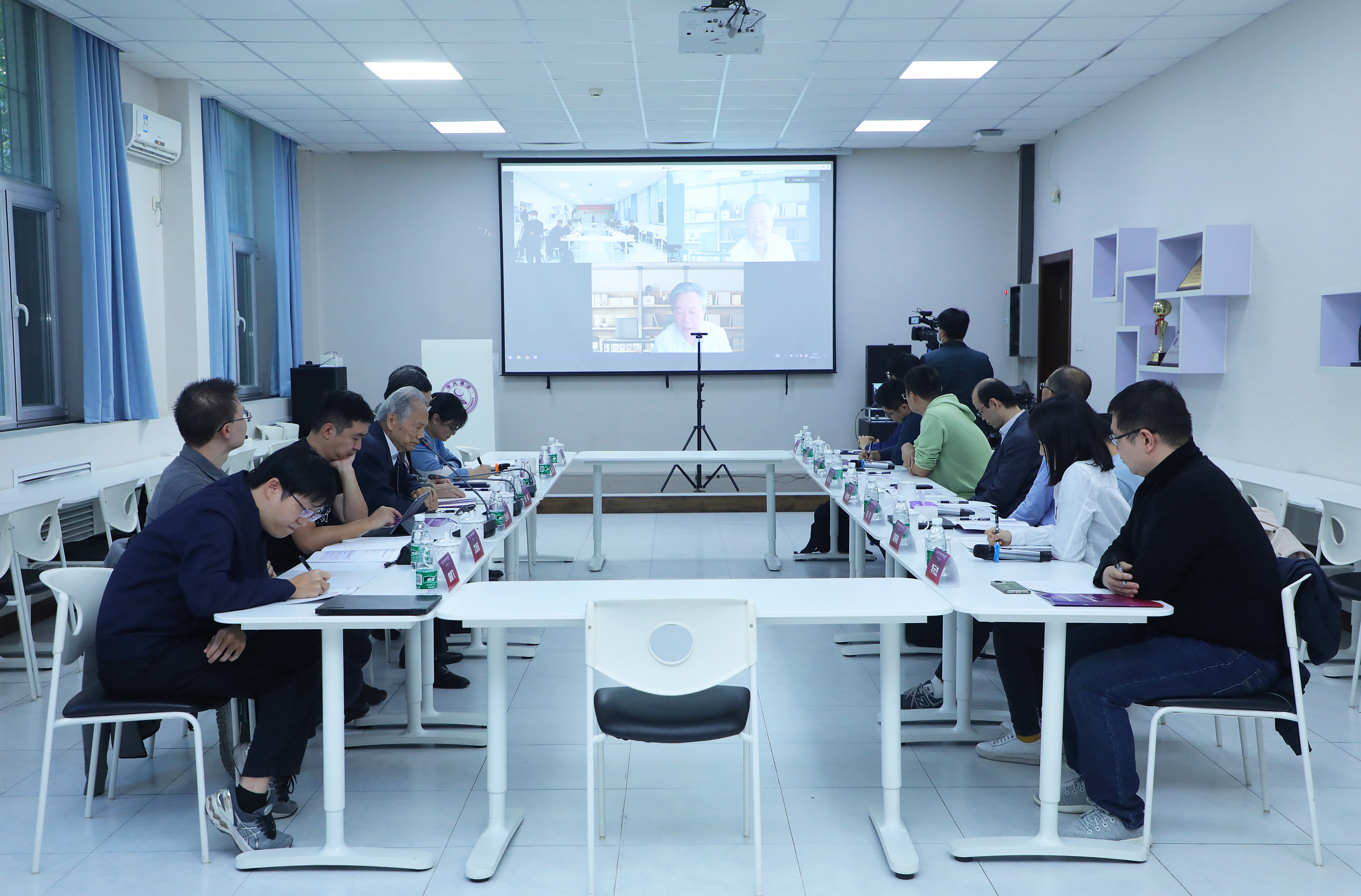 20221028-《开云网计算机学科高端战略研讨专家与师生座谈会举行》-嘉艺-与会人员交流探讨.jpg