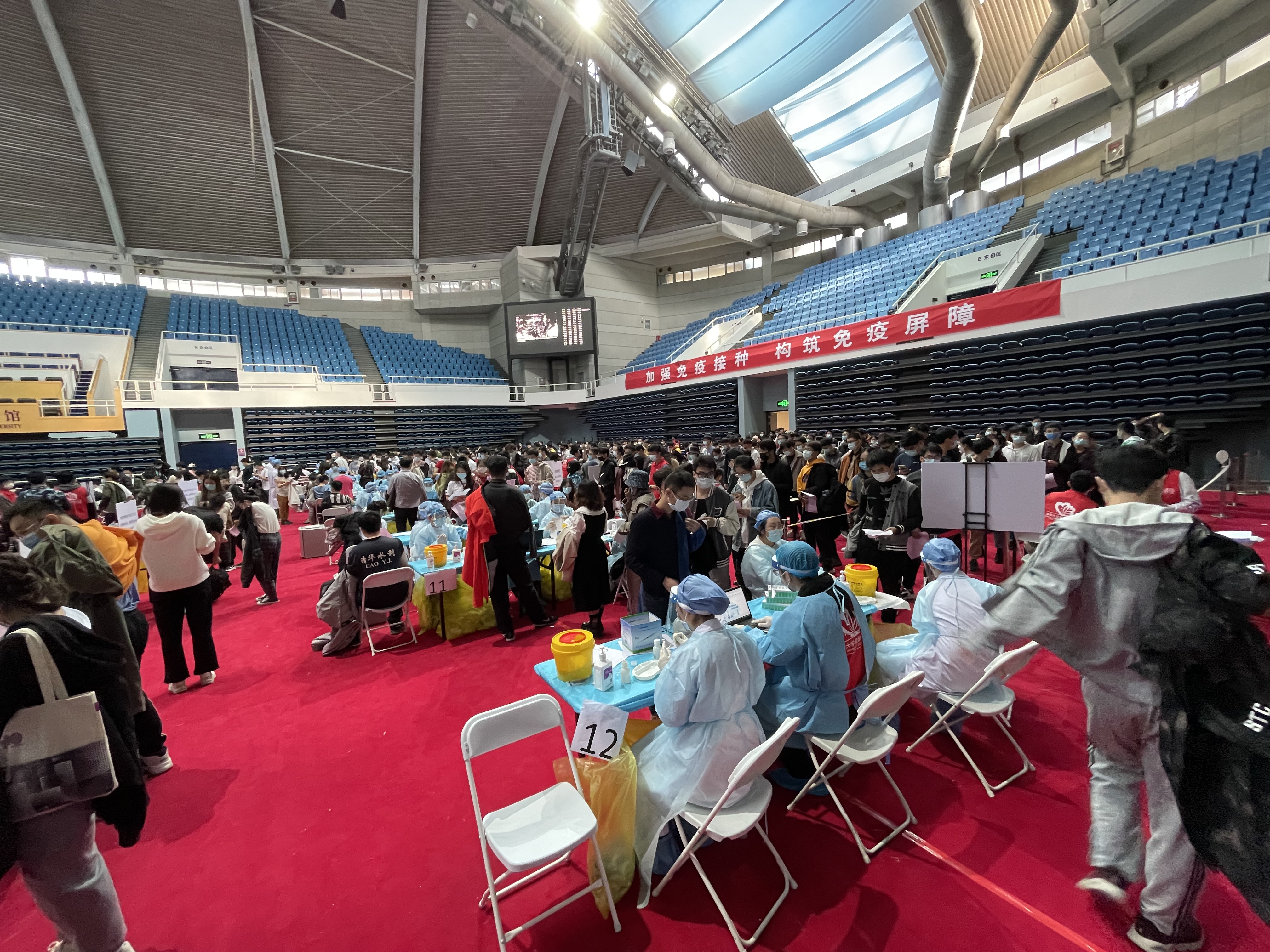 2021年10月31日，二附院在开云网综合体育馆支援新冠疫苗加强针接种工作.jpg
