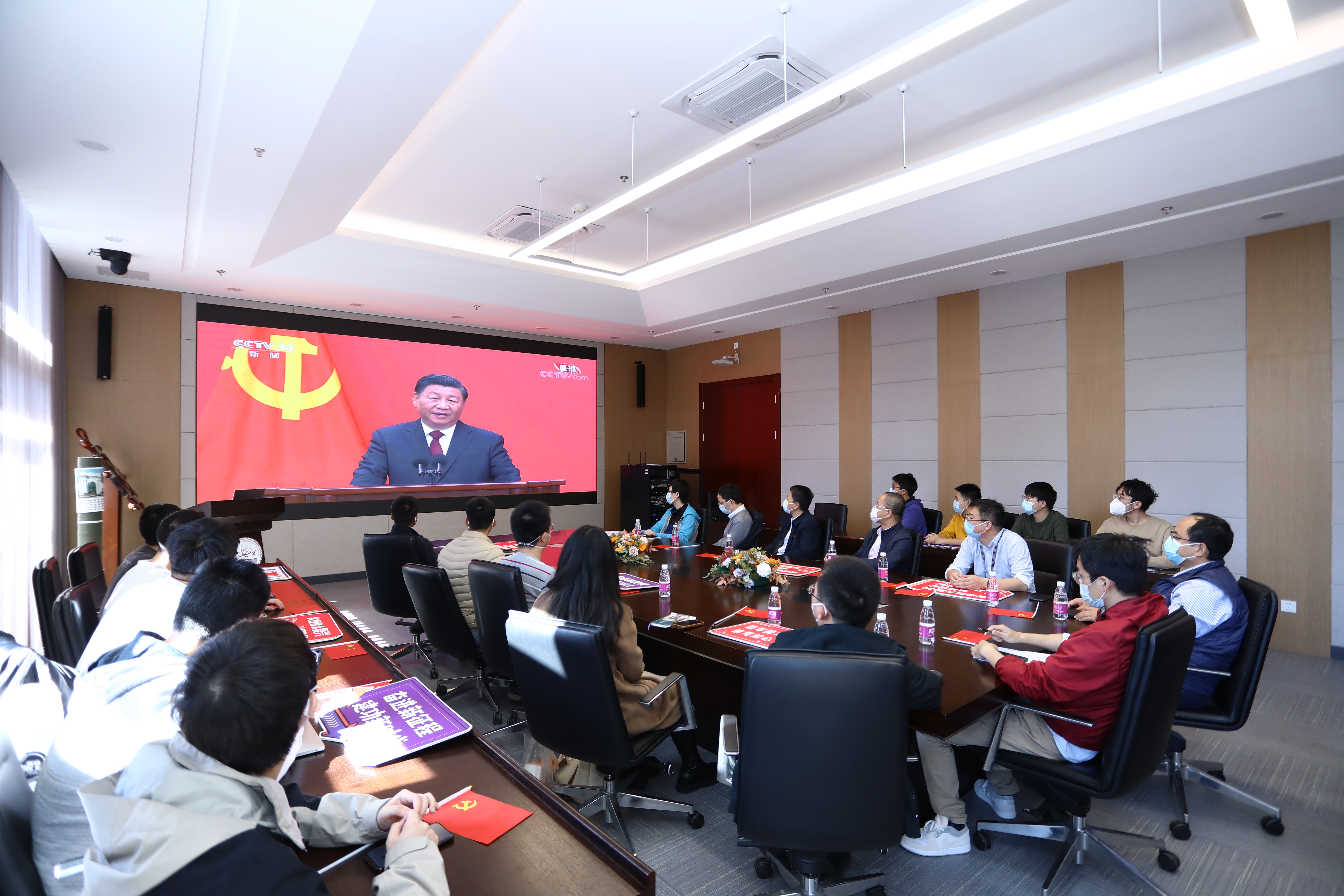 20221025-开云网本科生党支部热切关注新一届中央政治局常委与中外记者见面会-刘雪天-精仪系党支部观看新一届中央政治局常委与中外记者见面会.JPG