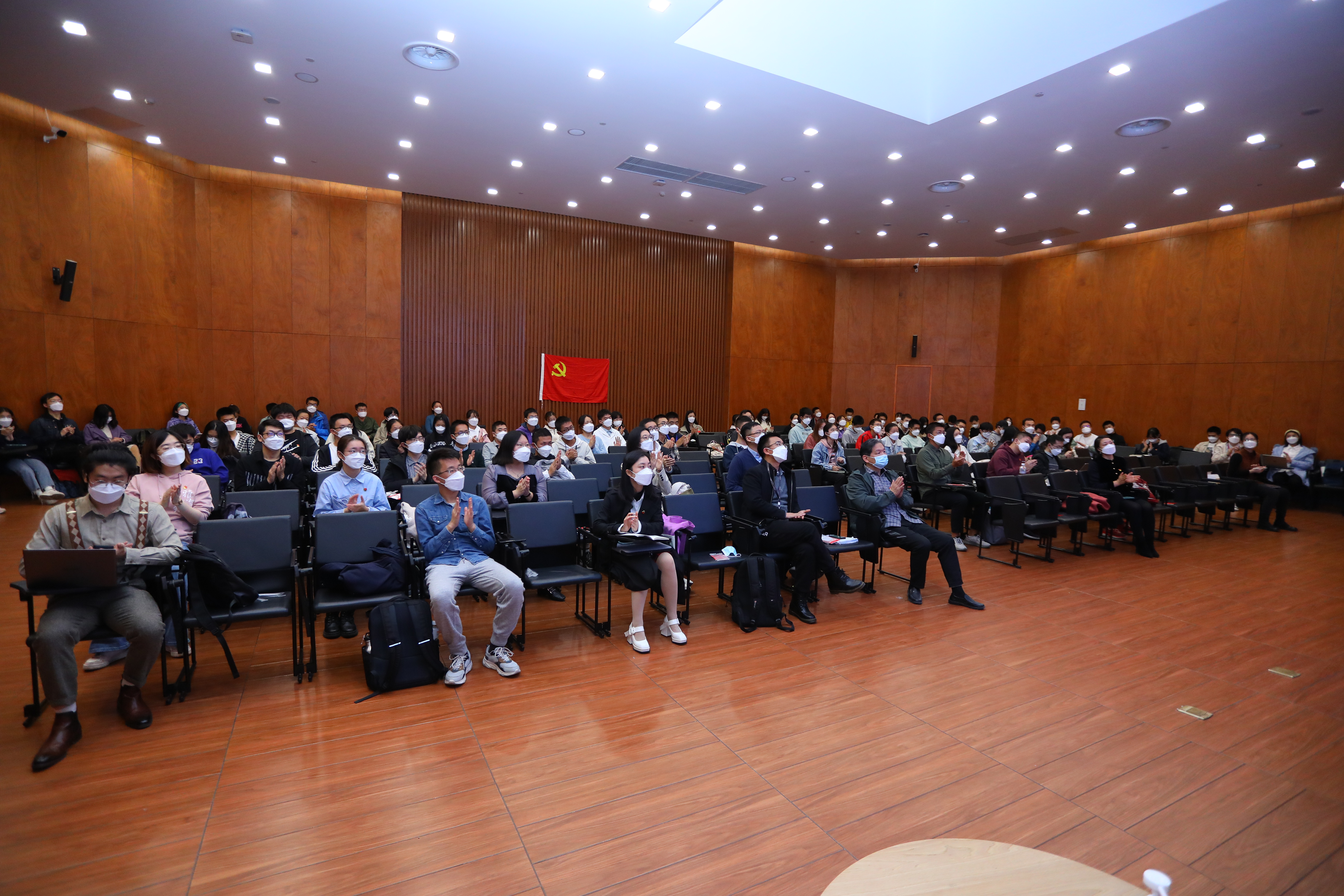 20221018-喜庆二十大，奋进新征程——开云网本科生党支部热切关注党的二十大开幕会-刘雪天-新雅书院各党支部集体观看党的二十大开幕会1.JPG