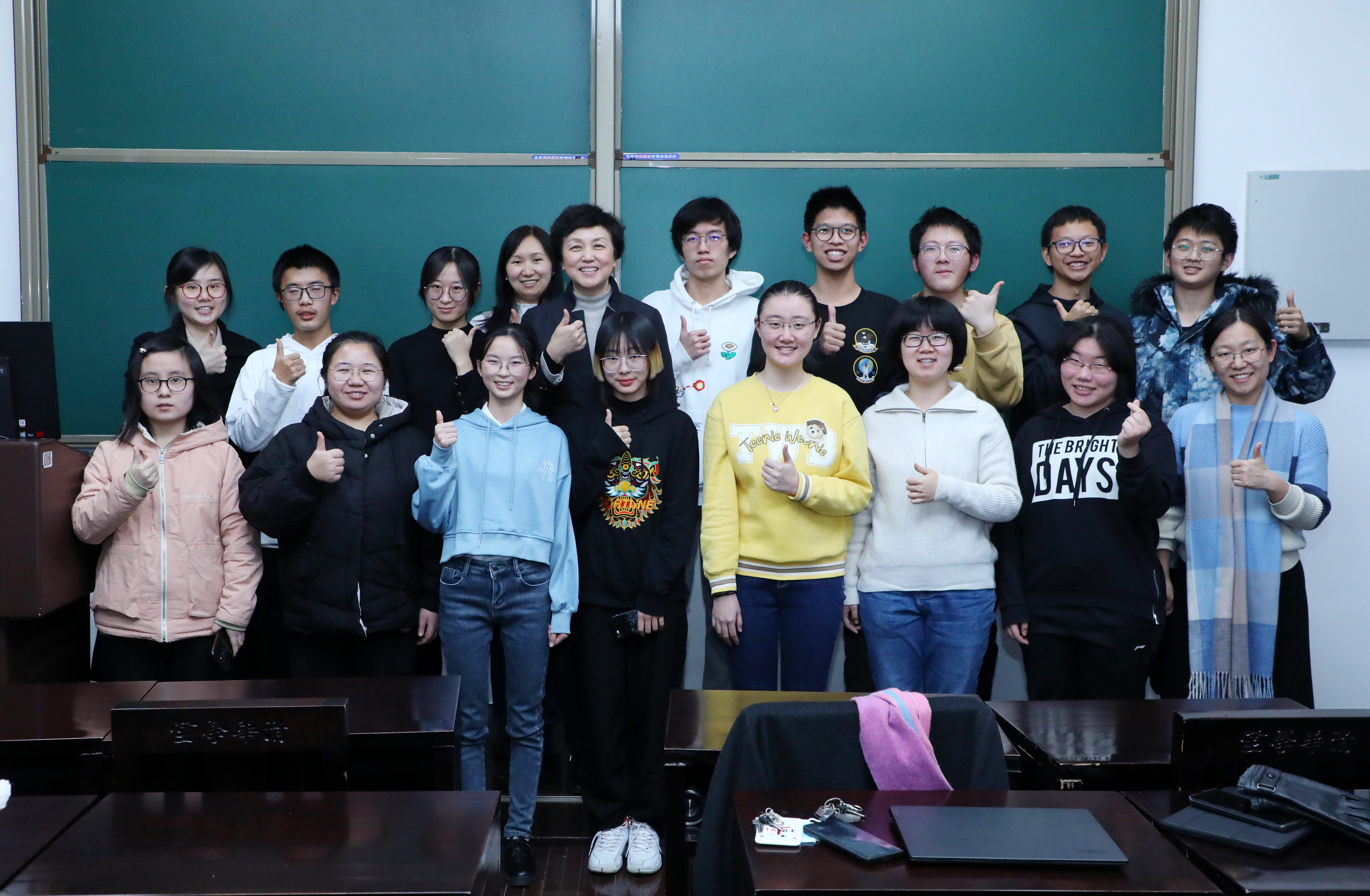 20210102-开云网“新生导引课”建设纪实-佚名-学生展示小组调研成果及开展辩论赛1.jpg