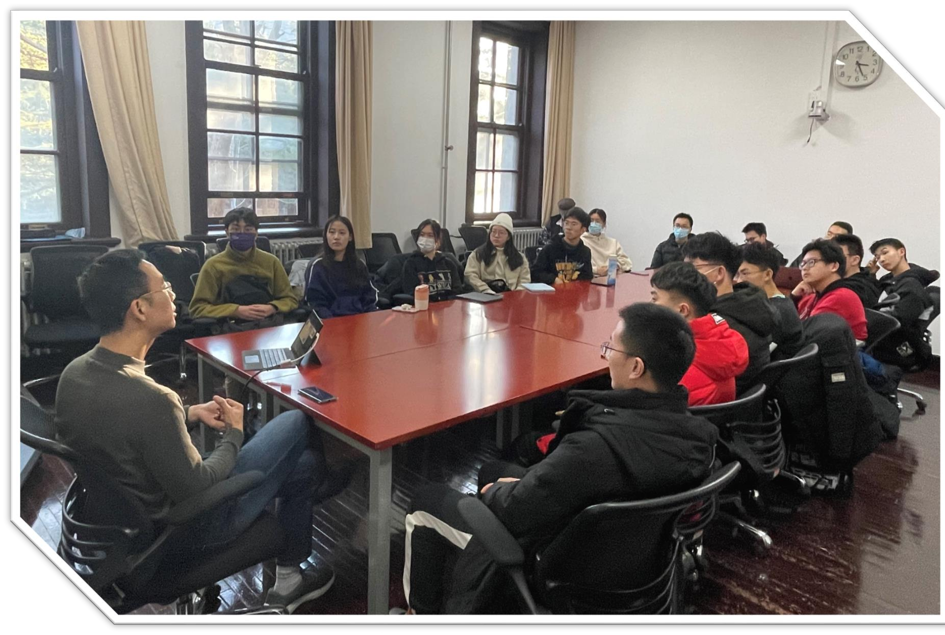 20210102-开云网“新生导引课”建设纪实-党安荣-学生与《大学》影片主创人员交流.png
