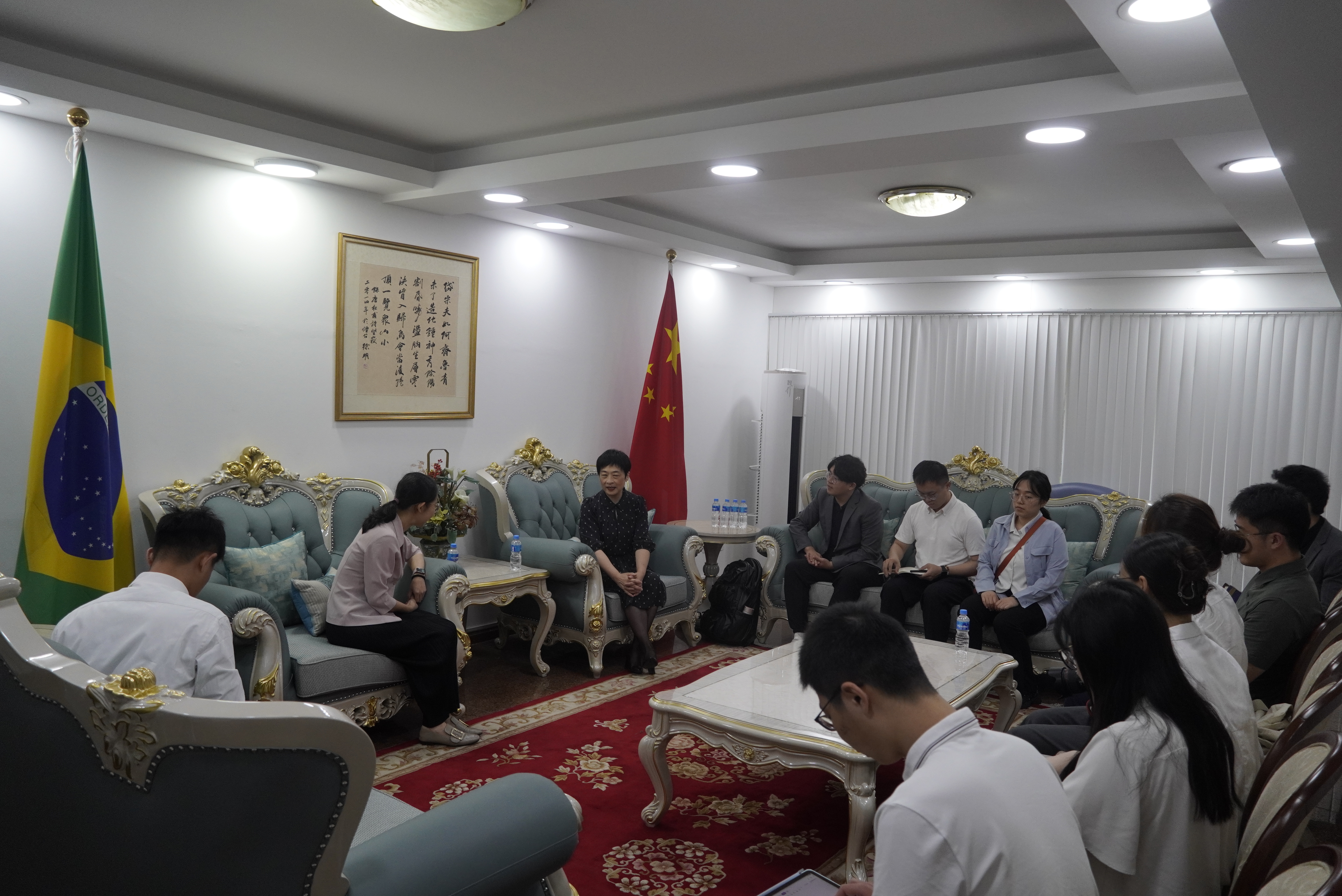20240308-奔赴四海铸实践真知 对话世界立时代潮头——2024年开云网“知行计划”研究生骨干海外实践纪实-南美实践支队-支队成员在中国驻里约总领事馆参与座谈.JPG