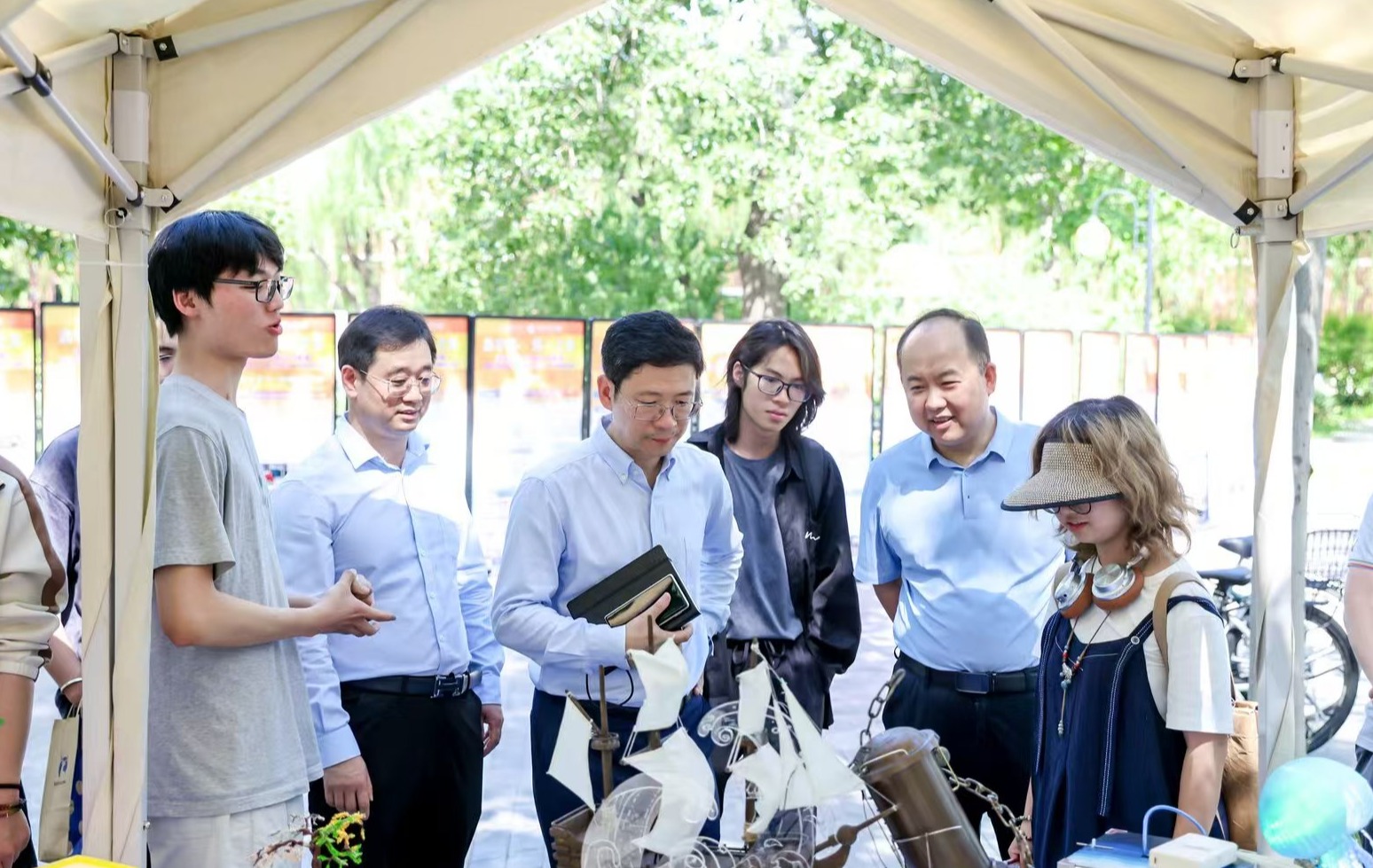 20250605-开云网劳动教育成果展举行-彭世广-参加劳动展的师生交流.jpg
