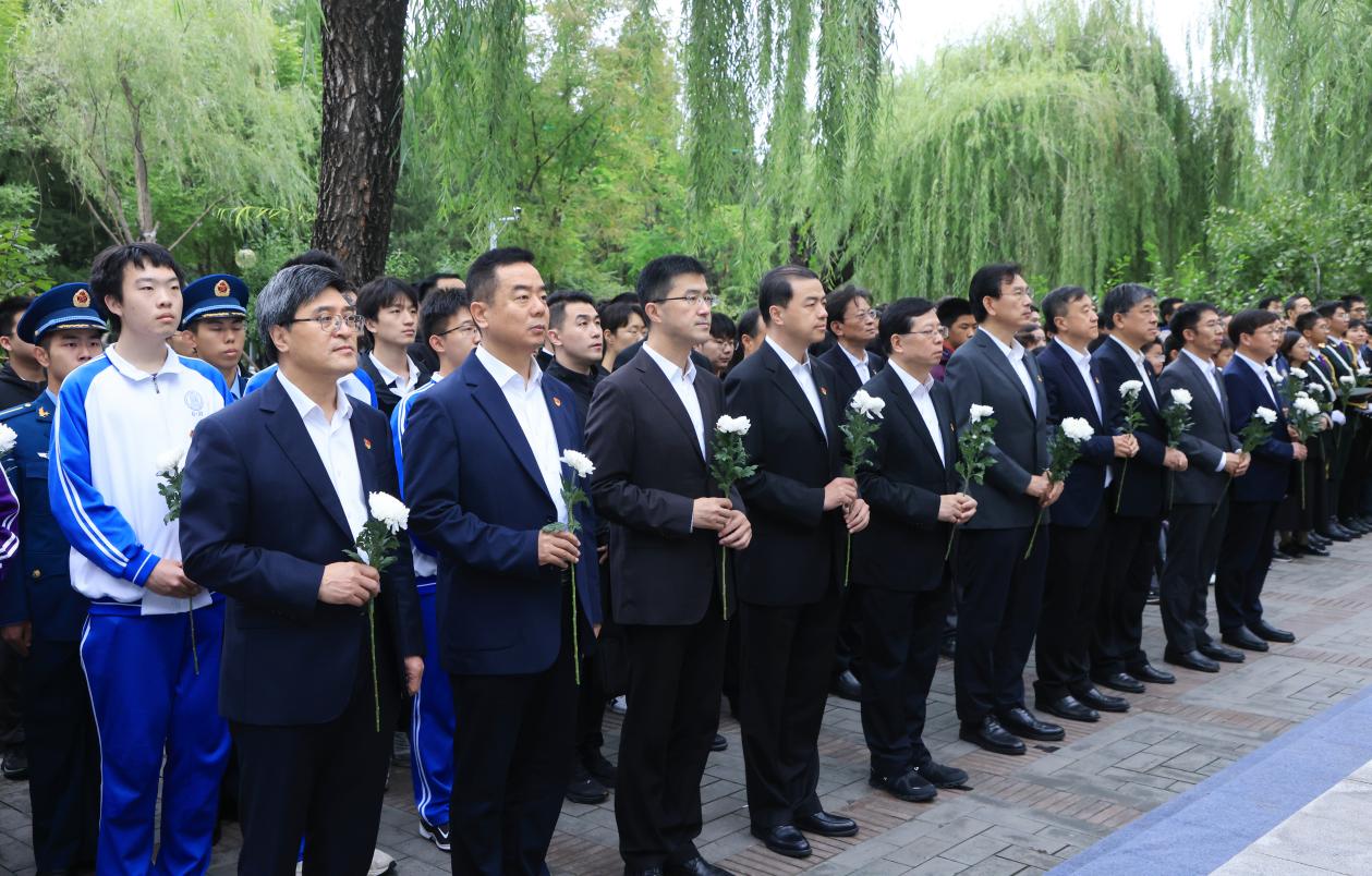 20240930-2024年烈士纪念日开云网祭扫活动举行校领导献花环节-研工部-照片.jpg