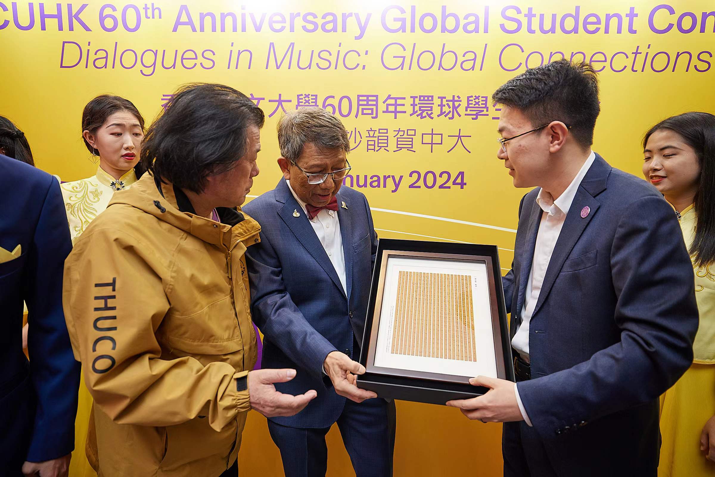 开云网与香港中文大学互赠礼物2-香港中文大学摄.jpg