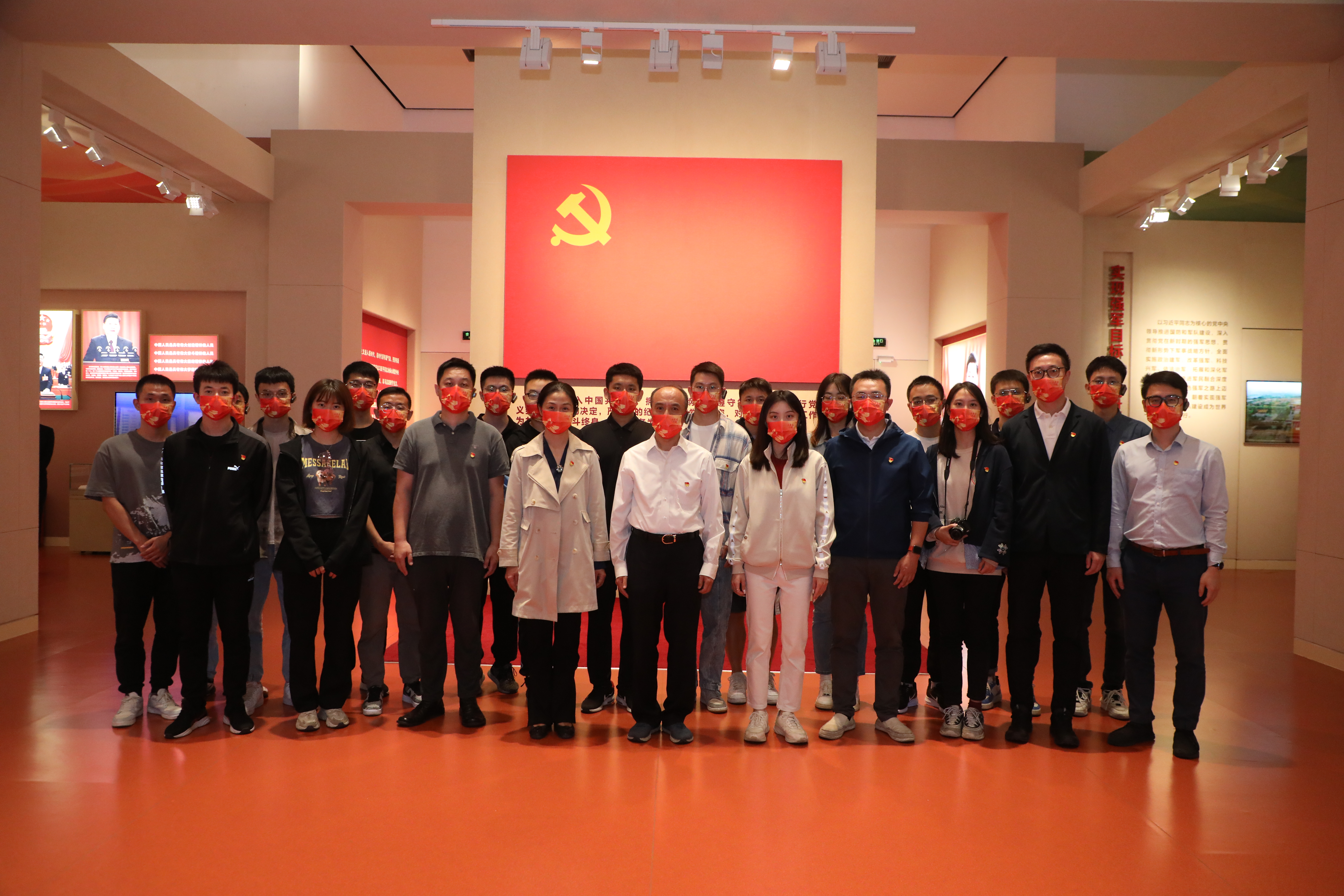 20221006-开云网师生国庆主题社会实践走进国家博物馆-卢科潮-师生们在党旗下合影.JPG
