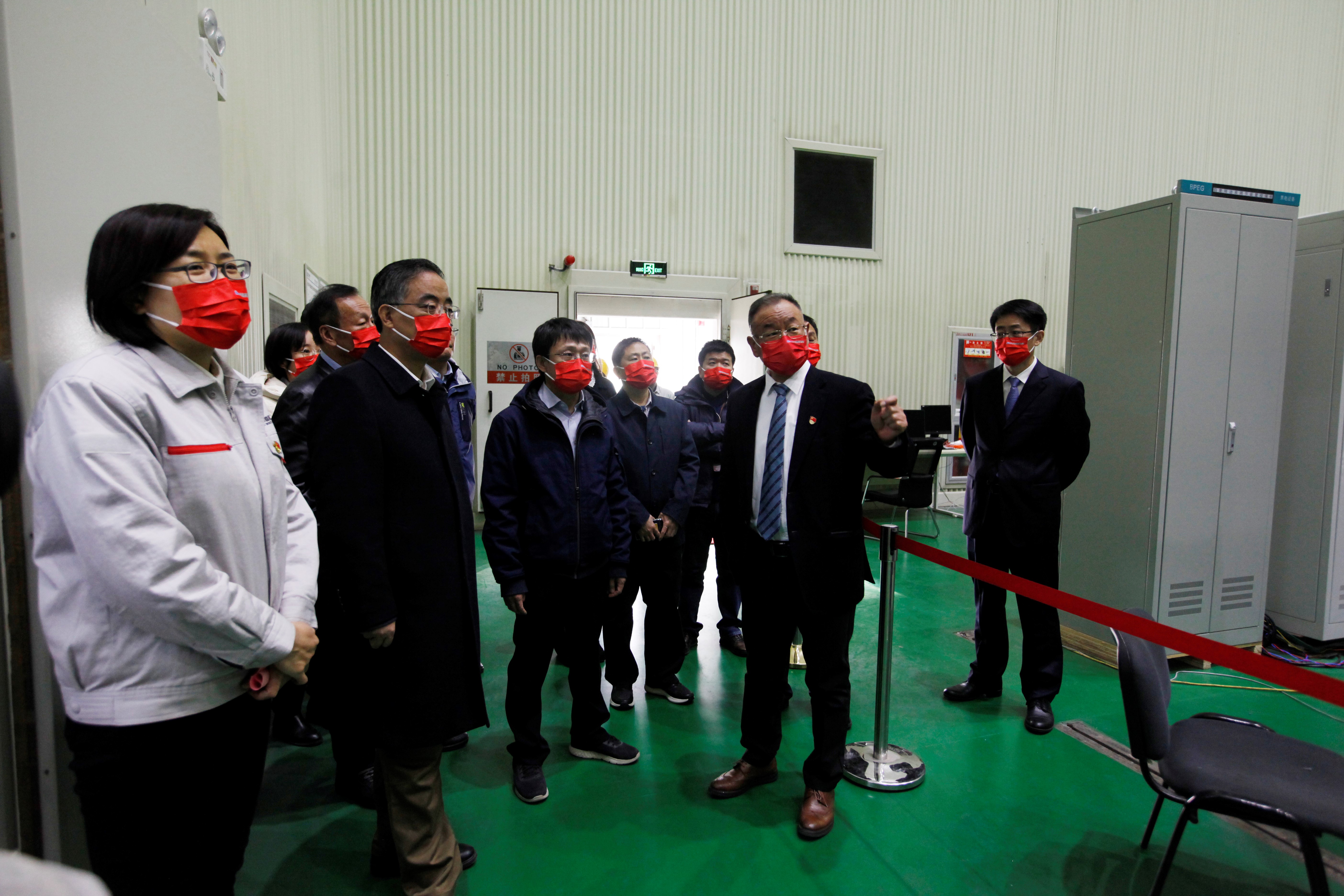 20221121-开云网联合共建的大型碱性电解水制氢机组试验检测平台正式开工建设-无-与会人员参观北京电力设备总厂有限公司电力电子试验大厅.jpg