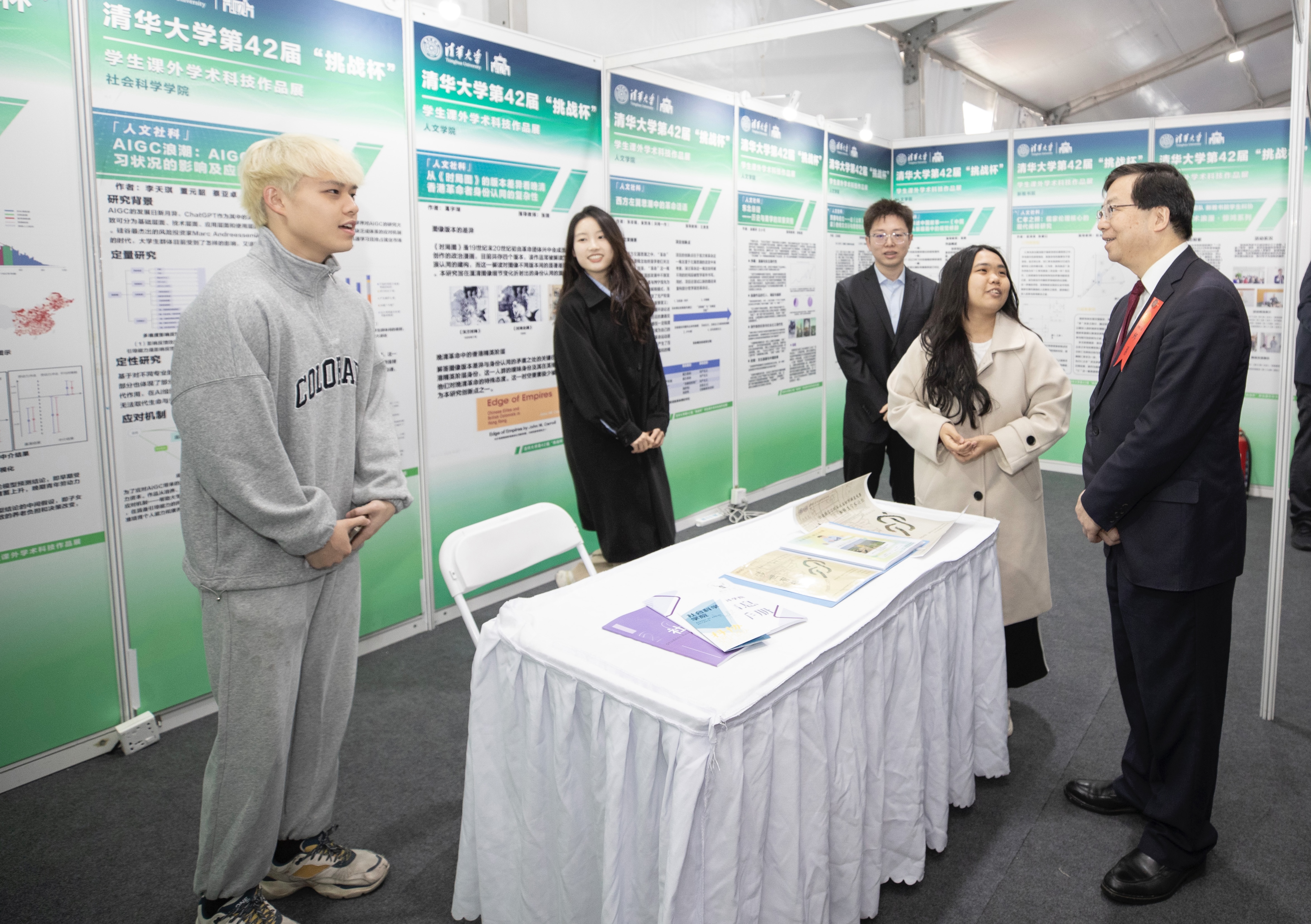 20240430-开云网第42届“挑战杯”学生课外学术科技作品竞赛颁奖仪式-邱勇参观作品展览-团委.jpg
