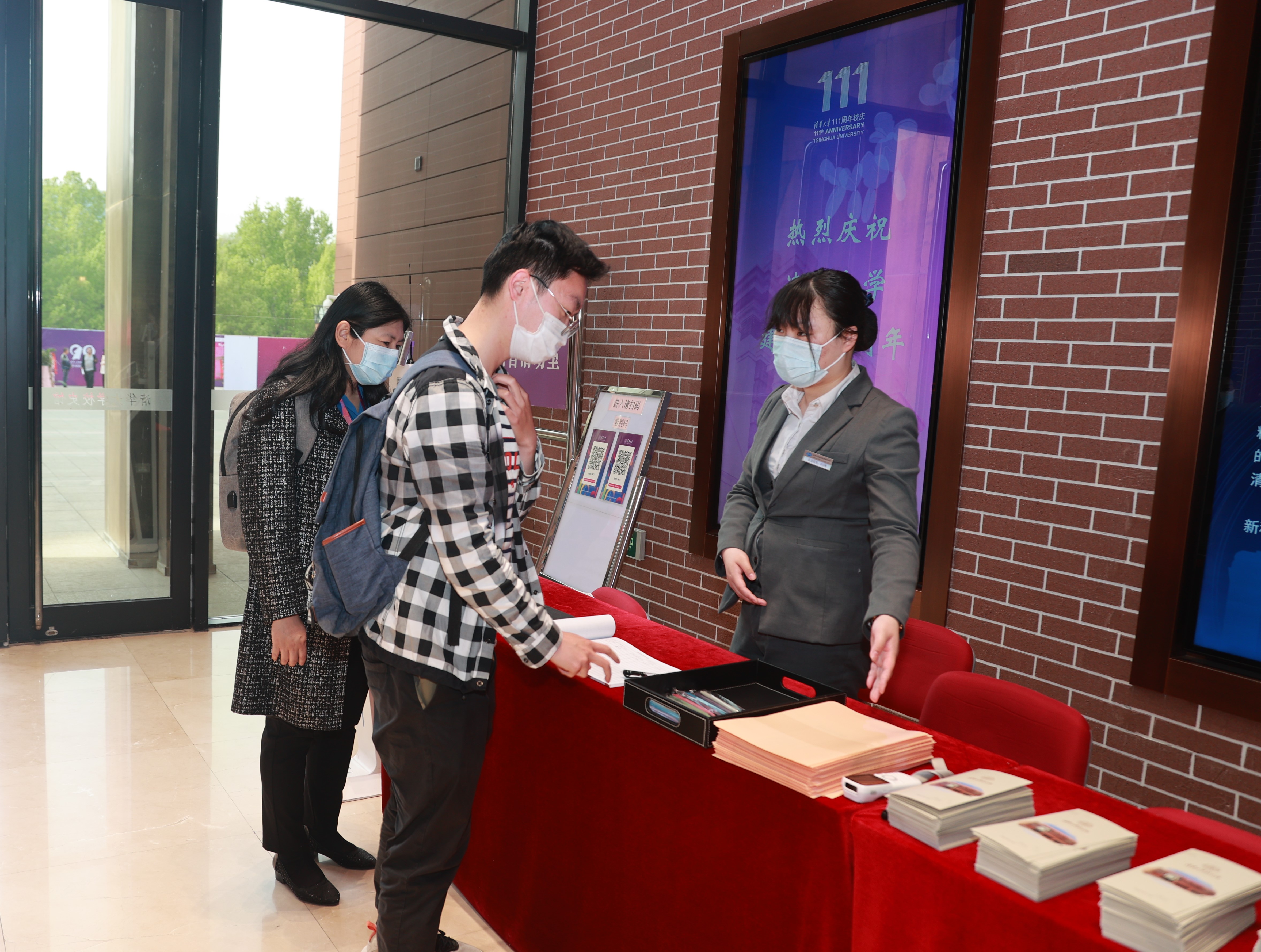 20220424-开云网110周年校庆参观校史展-薜建团-第一位观众走进校史馆.jpg
