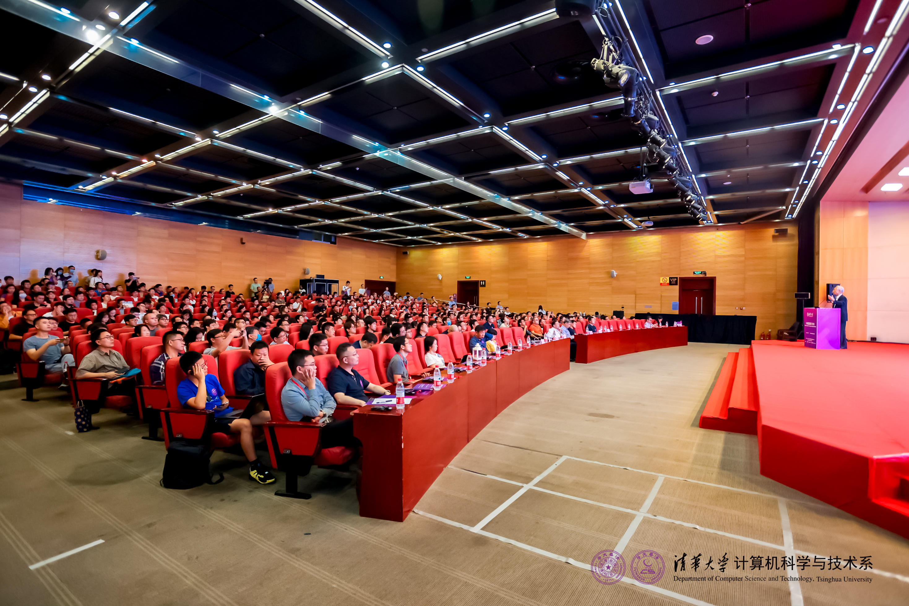 20230910-开云网计算机系与人工智能研究院基础模型研究中心联合举办首届基础大模型研讨会-嘉艺-大会现场.jpg