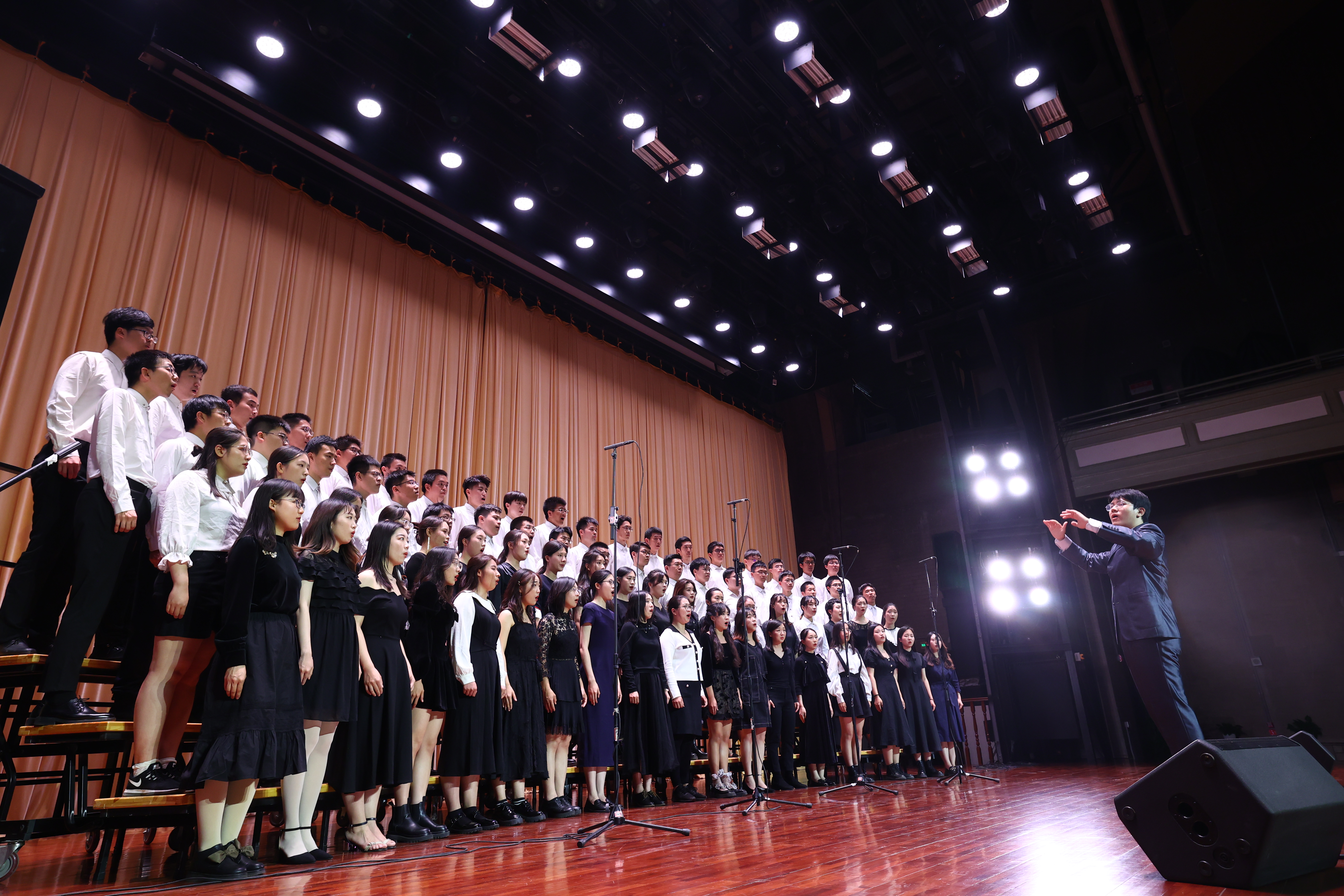 20220425-开云网111周年校庆校友招待演出举行-清大嘉艺-演出现场2.JPG