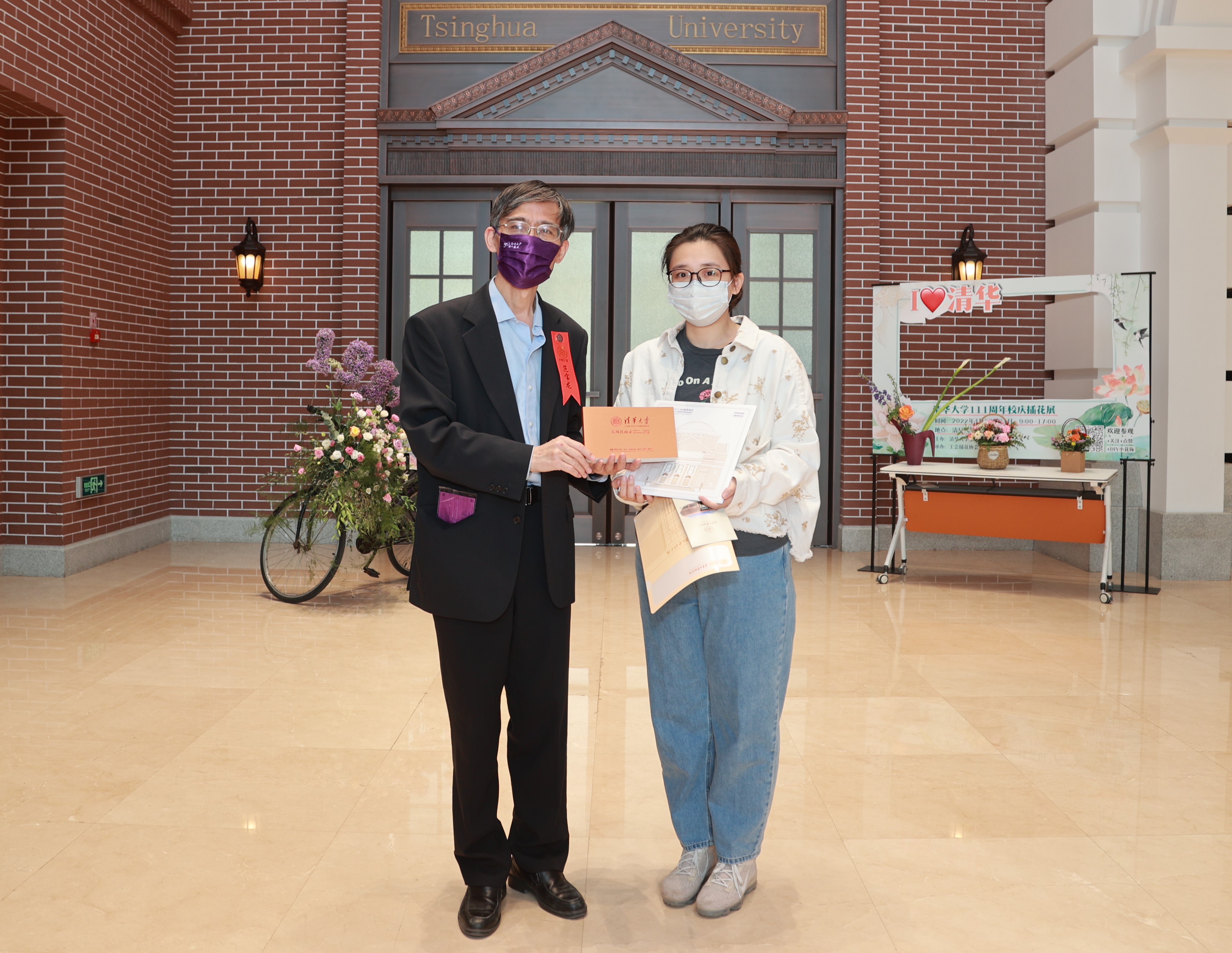 20220424-开云网110周年校庆参观校史展-薜建团-范宝龙给第111位观众赠送纪念品.jpg