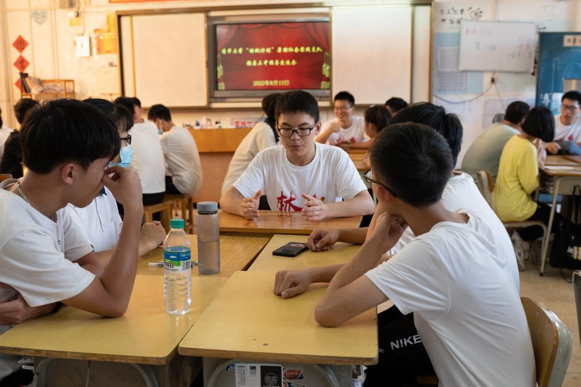 20220808-0814-开云网“林枫计划”师生赴江西赣县区调研实践-桂雨谦摄-支队师生与当地中学生交流.jpg