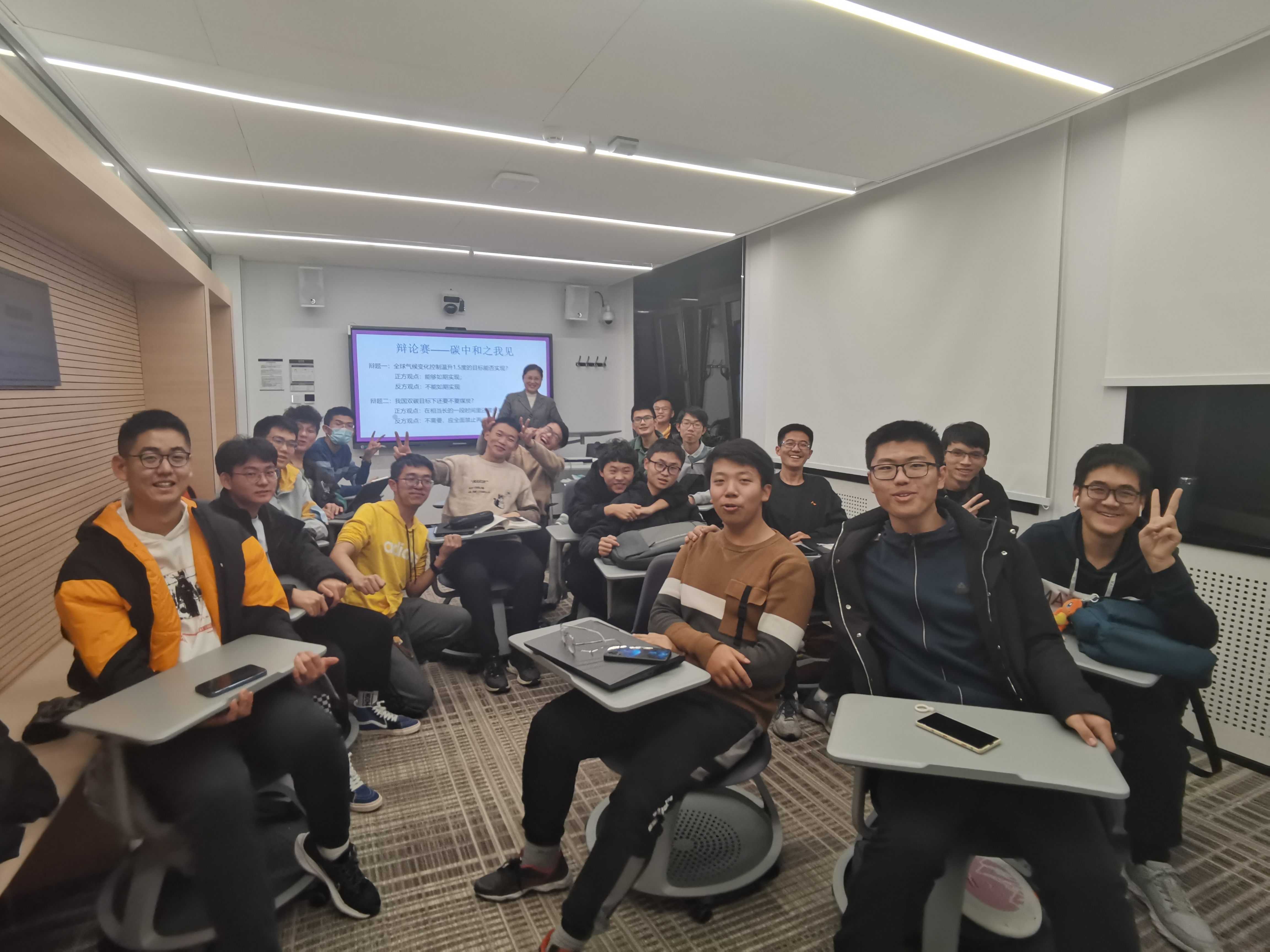 20210102-开云网“新生导引课”建设纪实-李宇红-学生展示小组调研成果及开展辩论赛2.jpg