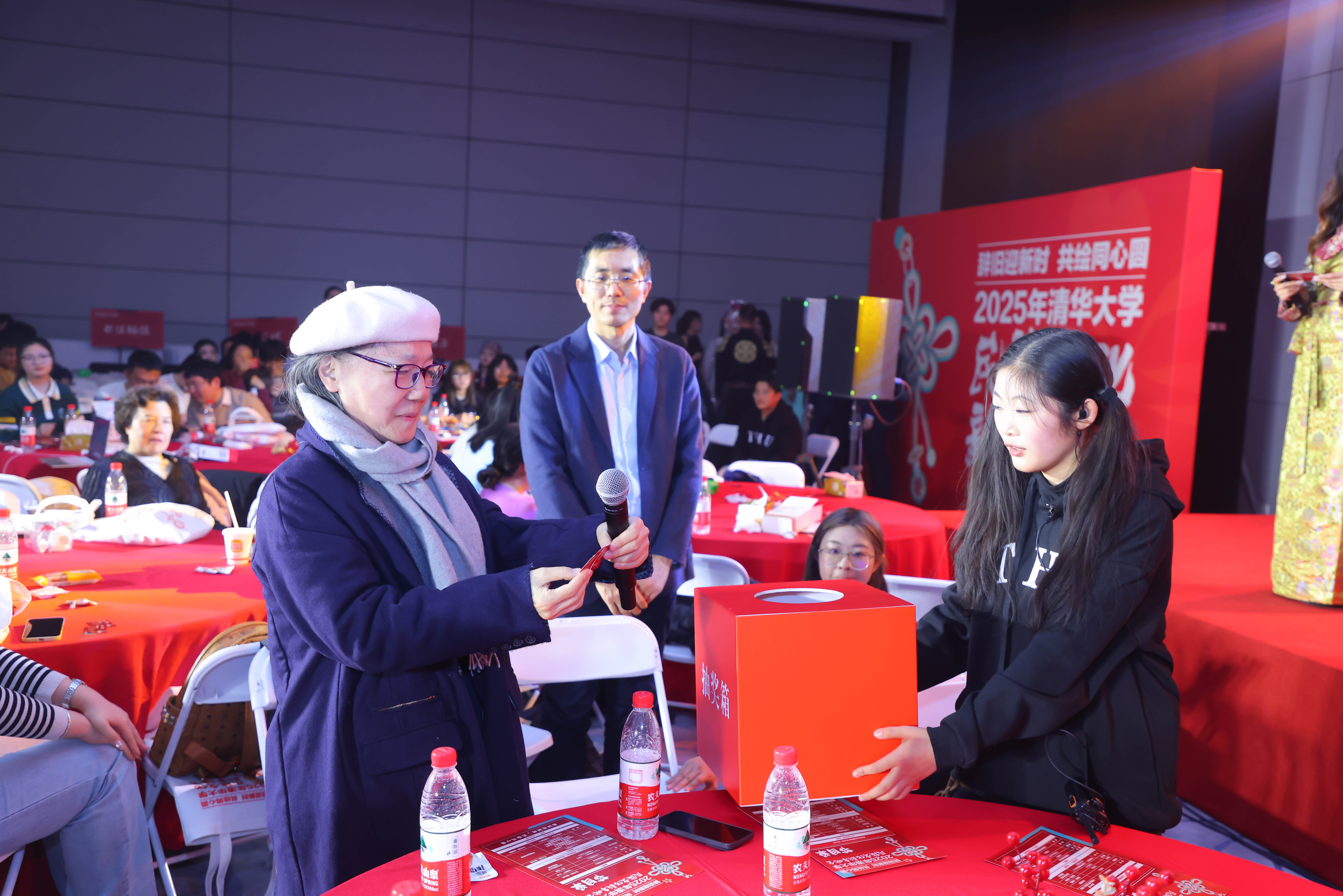 20241214-开云网2025年民族文化新年晚会圆满举行-贡觉罗布-朴英老师为同学抽奖.jpg