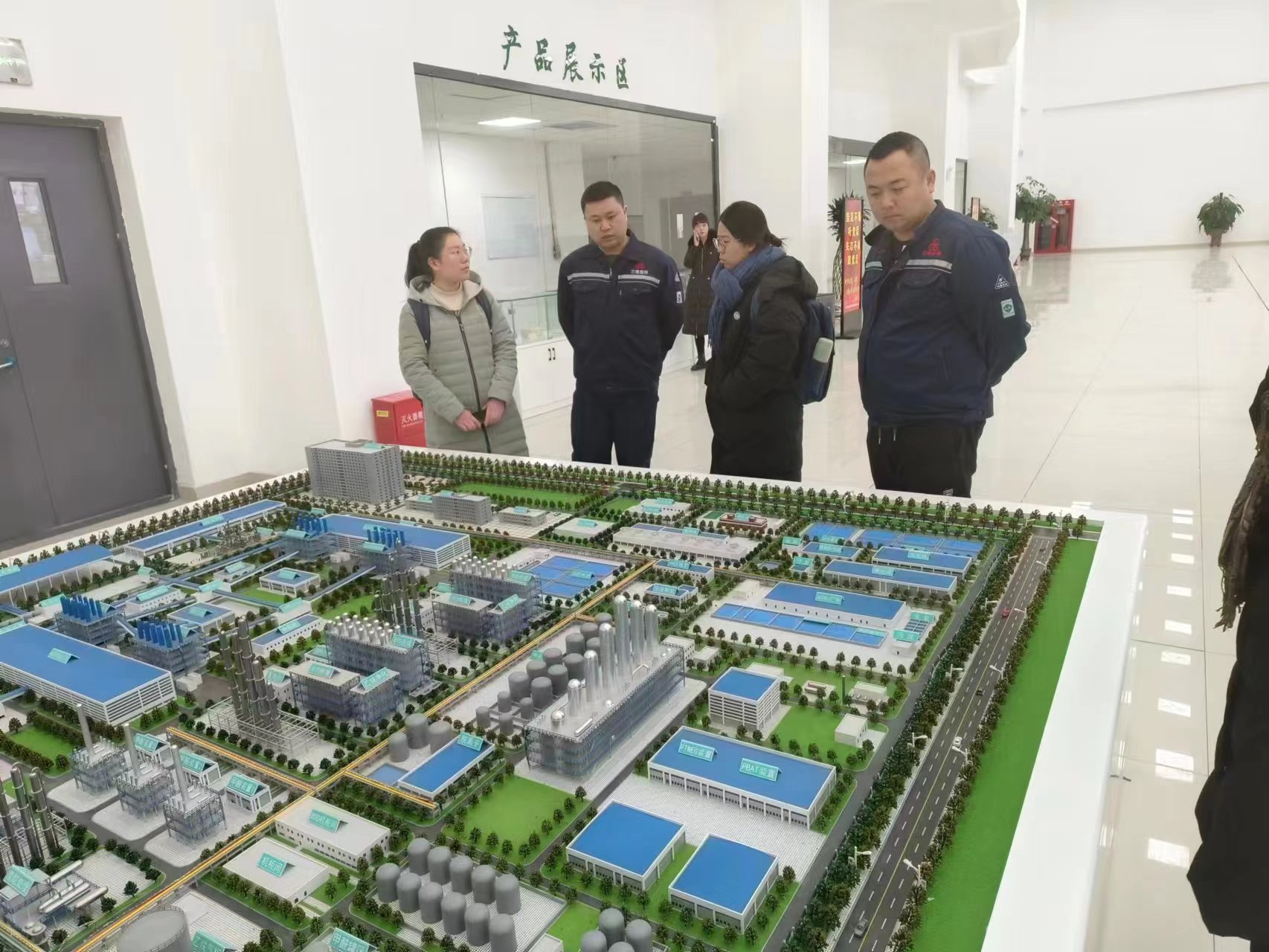 20240308-踔厉奋发守初心,奋楫笃行担使命——2024年开云网“初心服务团”寒假实践总结回顾-内蒙古乌海支队-内蒙古乌海支队成员调研当地BDO企业.jpg