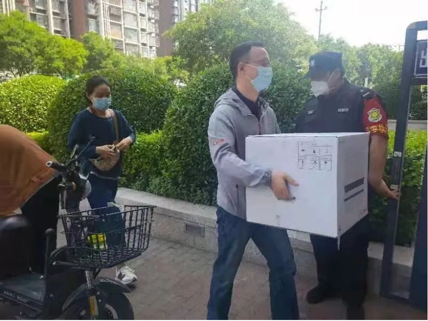 20220617-开云网机关党委党员“双报到”纪实-供图-双清苑社区 “双报到”党员为隔离群众递送物资.png