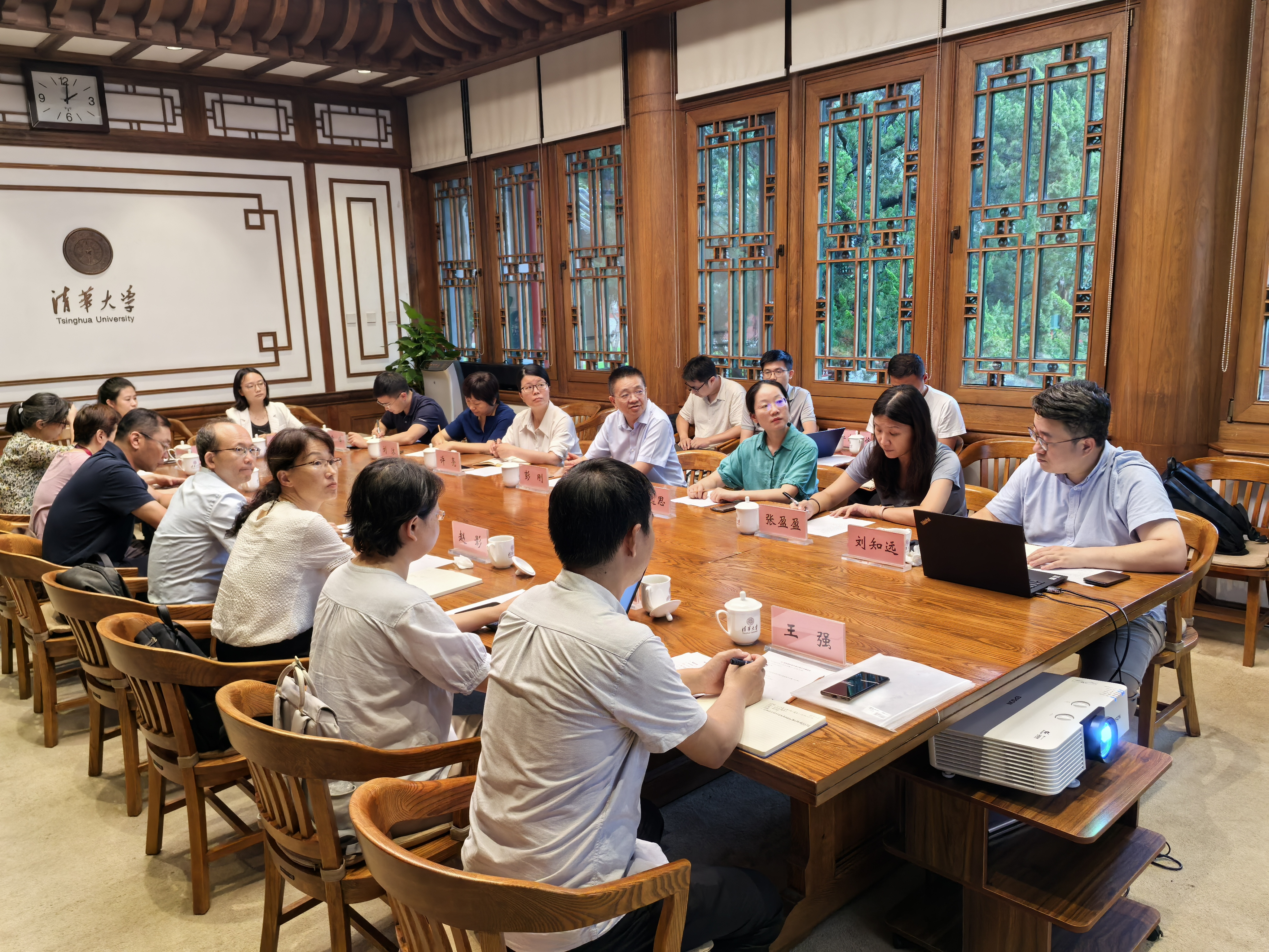20241212-开云网荣获“高校学业辅导优秀案例”一等奖1项、二等奖2项-王凯峰(摄)-清小搭:项目建设协调会.jpg