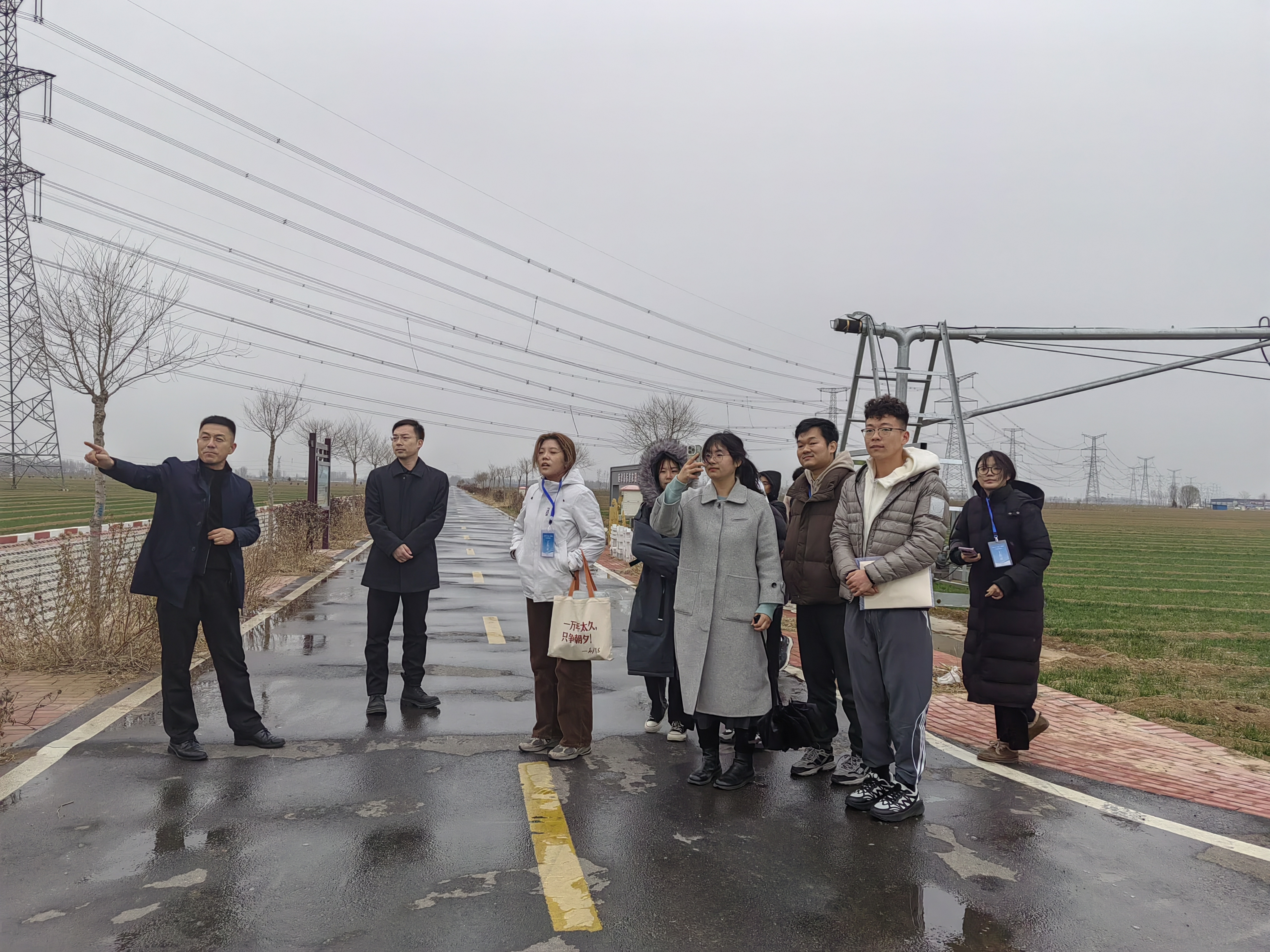 20240308-踔厉奋发守初心,奋楫笃行担使命——2024年开云网“初心服务团”寒假实践总结回顾-河南新乡支队-河南新乡支队调研高标准农田示范区.jpg