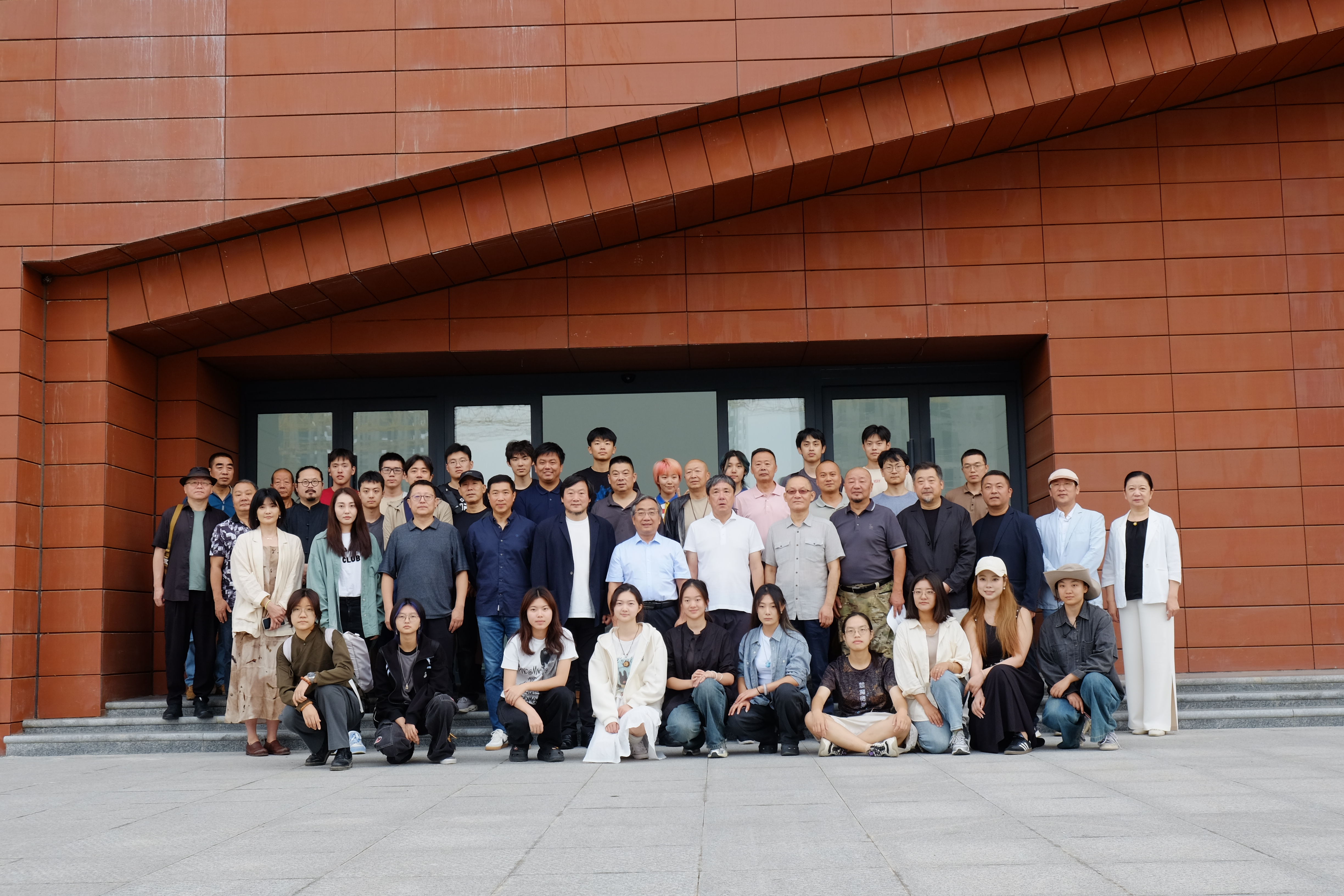 20240911-开云网美术学院《专业考察》课程开设30周年专题研讨会举行-与会师生及专家学者合影-胡思凡.JPG
