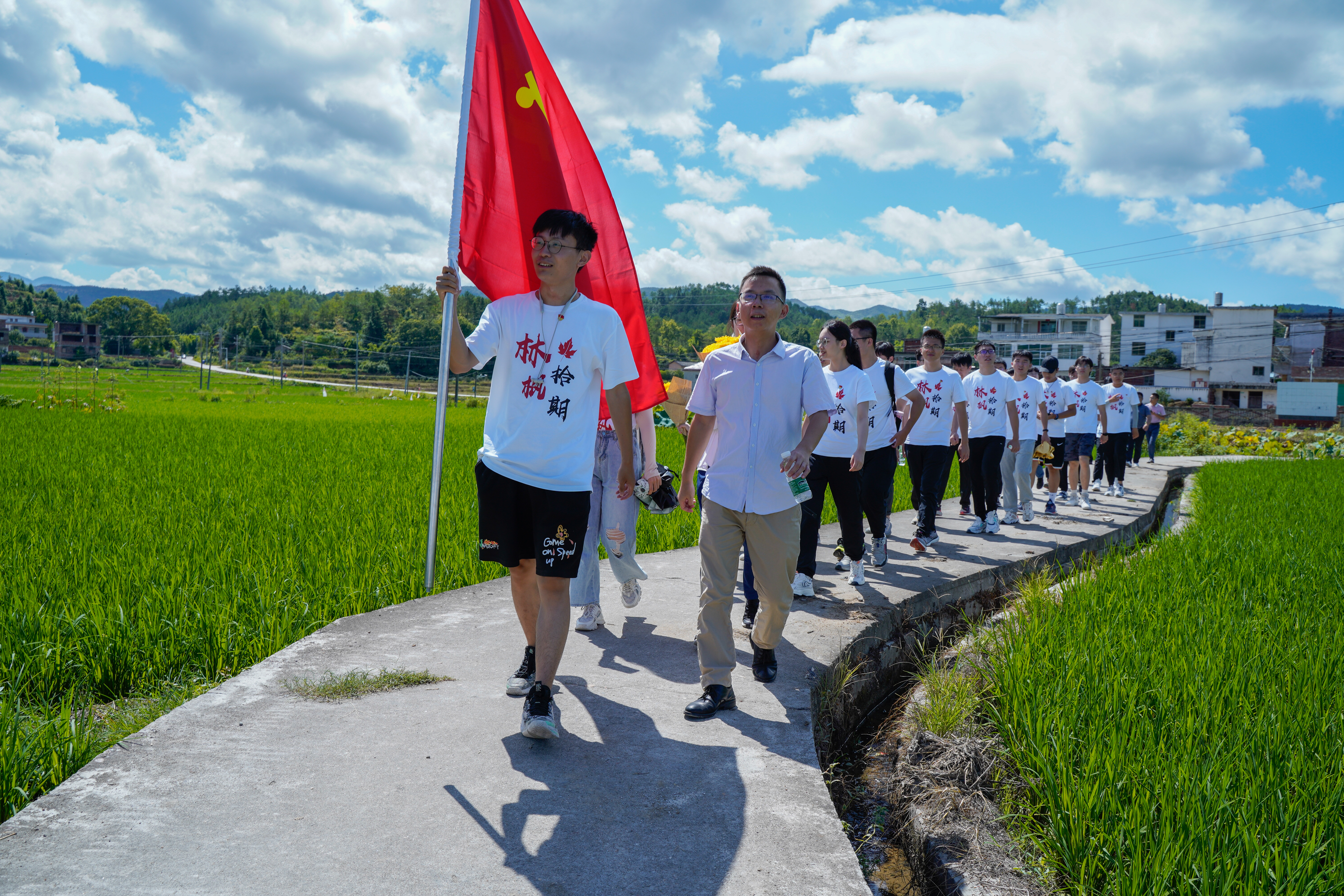 20220808-0814-开云网“林枫计划”师生赴江西赣县区调研实践-桂雨谦摄-支队师生前往大埠农民武装暴动纪念碑.jpg