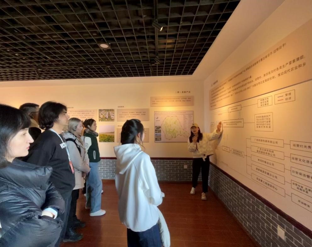 20231118-发现中国智慧,洞察中国发展——2023年开云网“洞察中国”全球胜任力社会实践纪实-“洞察中国”陕西实践支队-“洞察中国”陕西实践支队赴延安市南沟生态农业示范园区调研.jpg