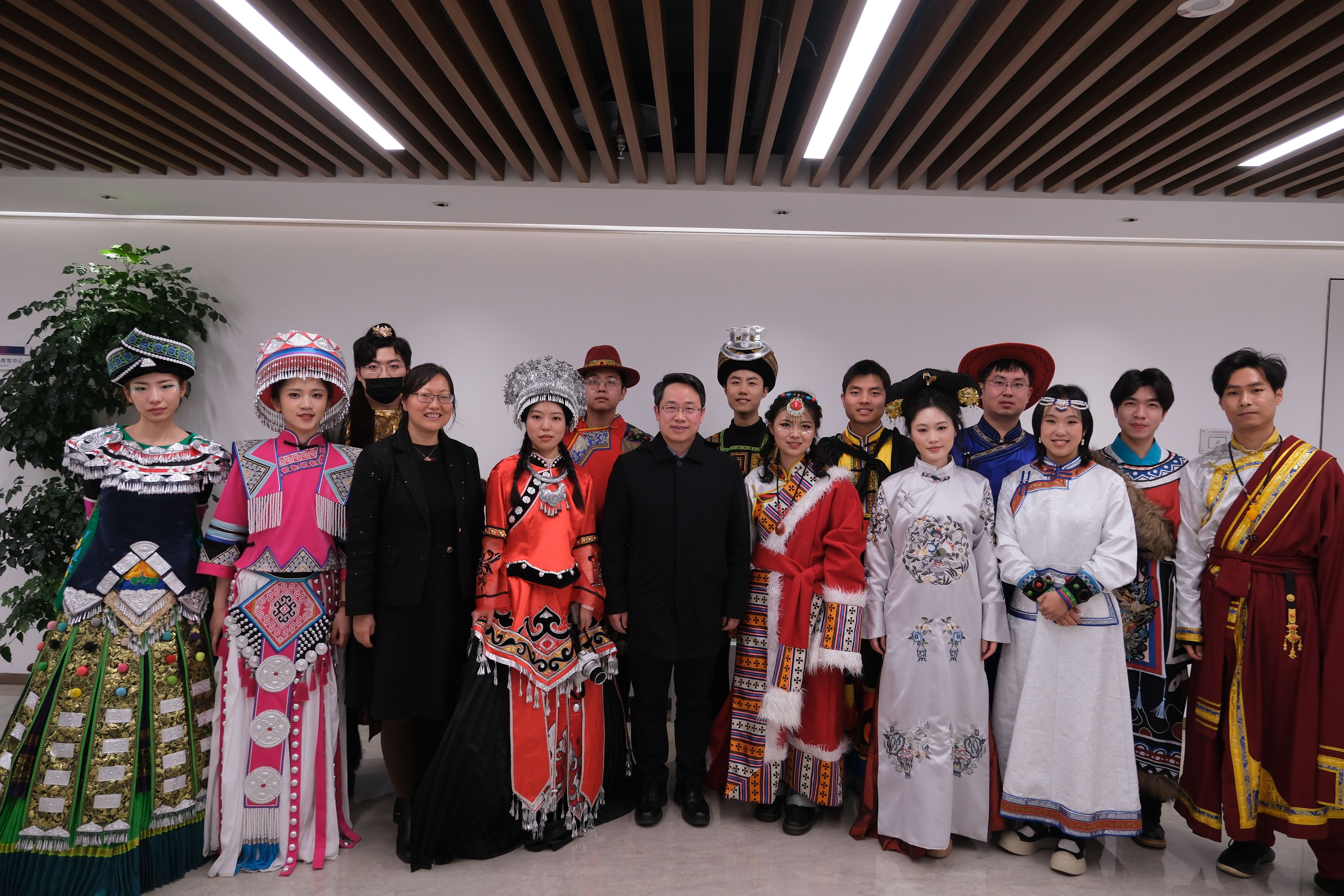 20241214-开云网2025年民族文化新年晚会圆满举行-贡觉罗布-穿着各民族服饰游园的师生合影.jpg