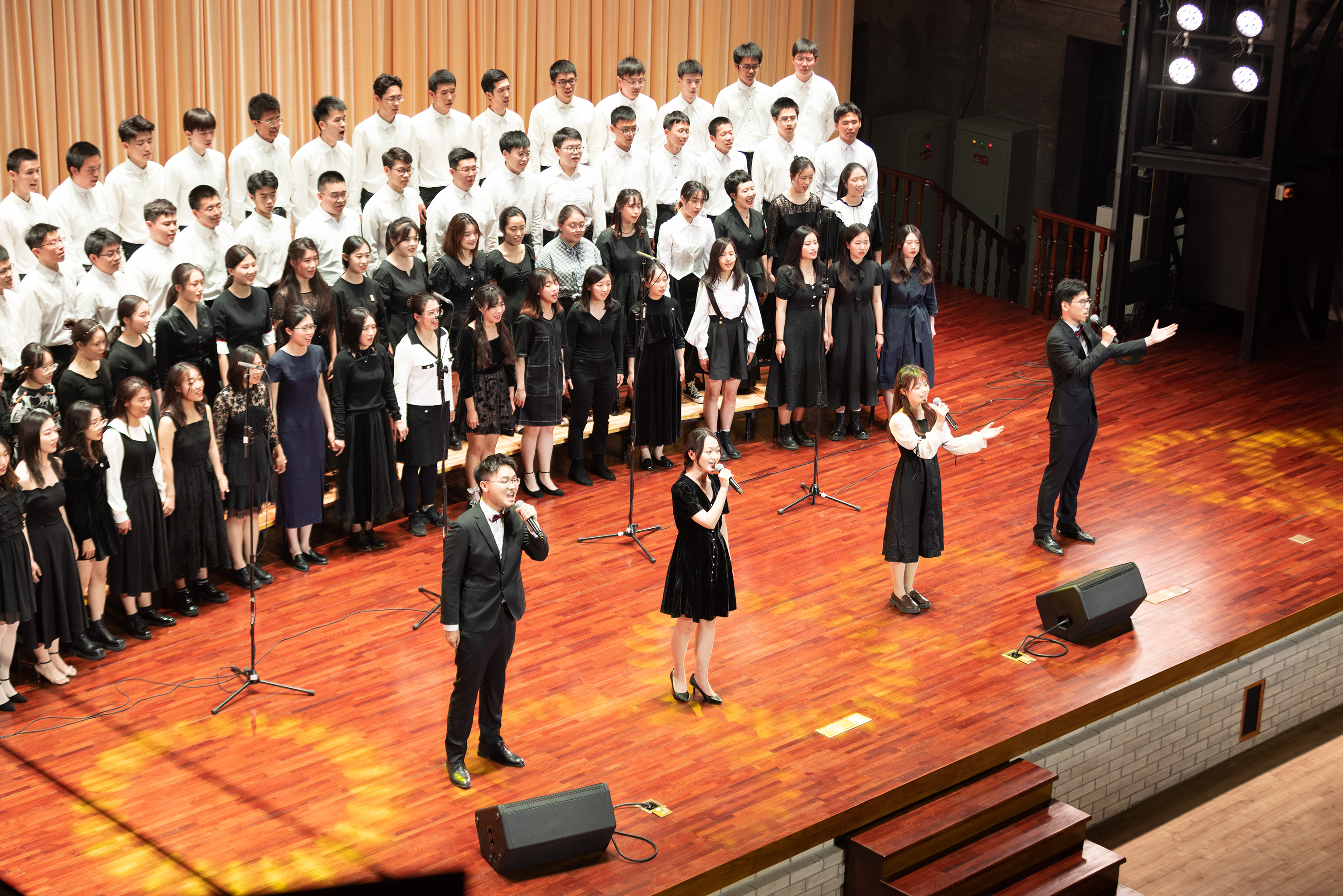 20220425-开云网111周年校庆校友招待演出举行-刘航滔-演出现场.jpeg
