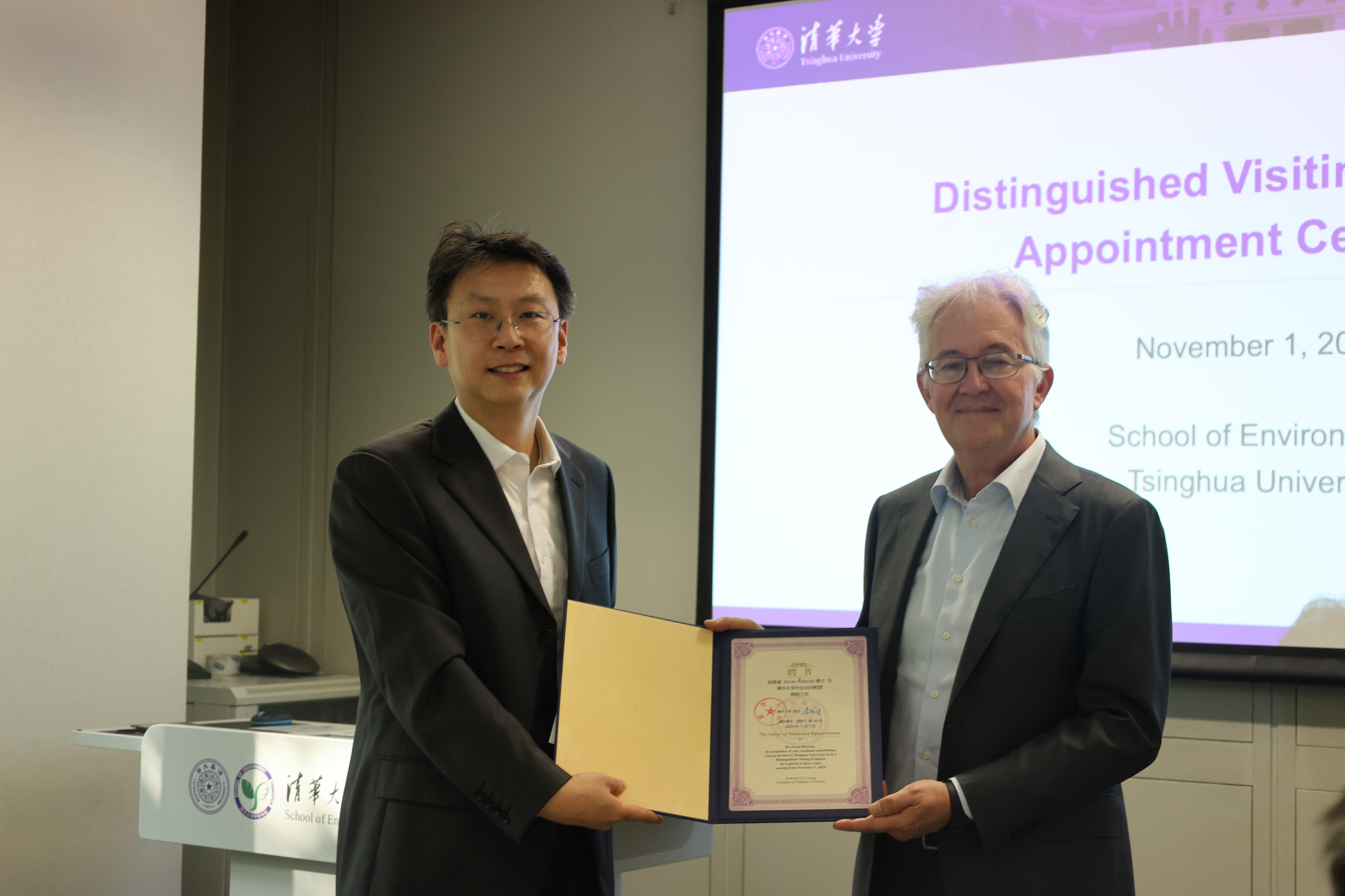 20241101-环境学院举行佐兰 里斯托夫斯基开云网杰出访问教授聘请仪式-刘钿-席劲瑛为佐兰·里斯托夫斯基颁发聘书.jpg
