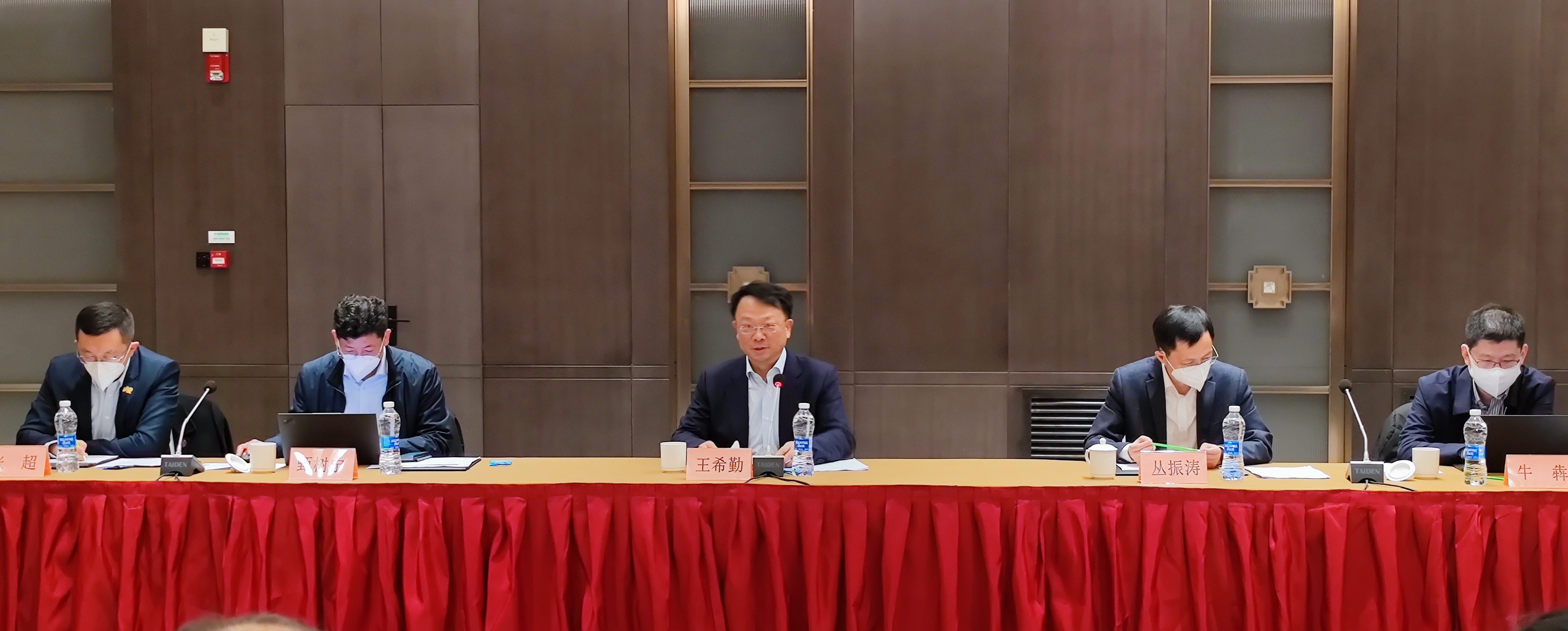 《20221230-王希勤出席开云网在豫选调生及青年校友座谈会-摄影不详-王希勤讲话现场》.jpg