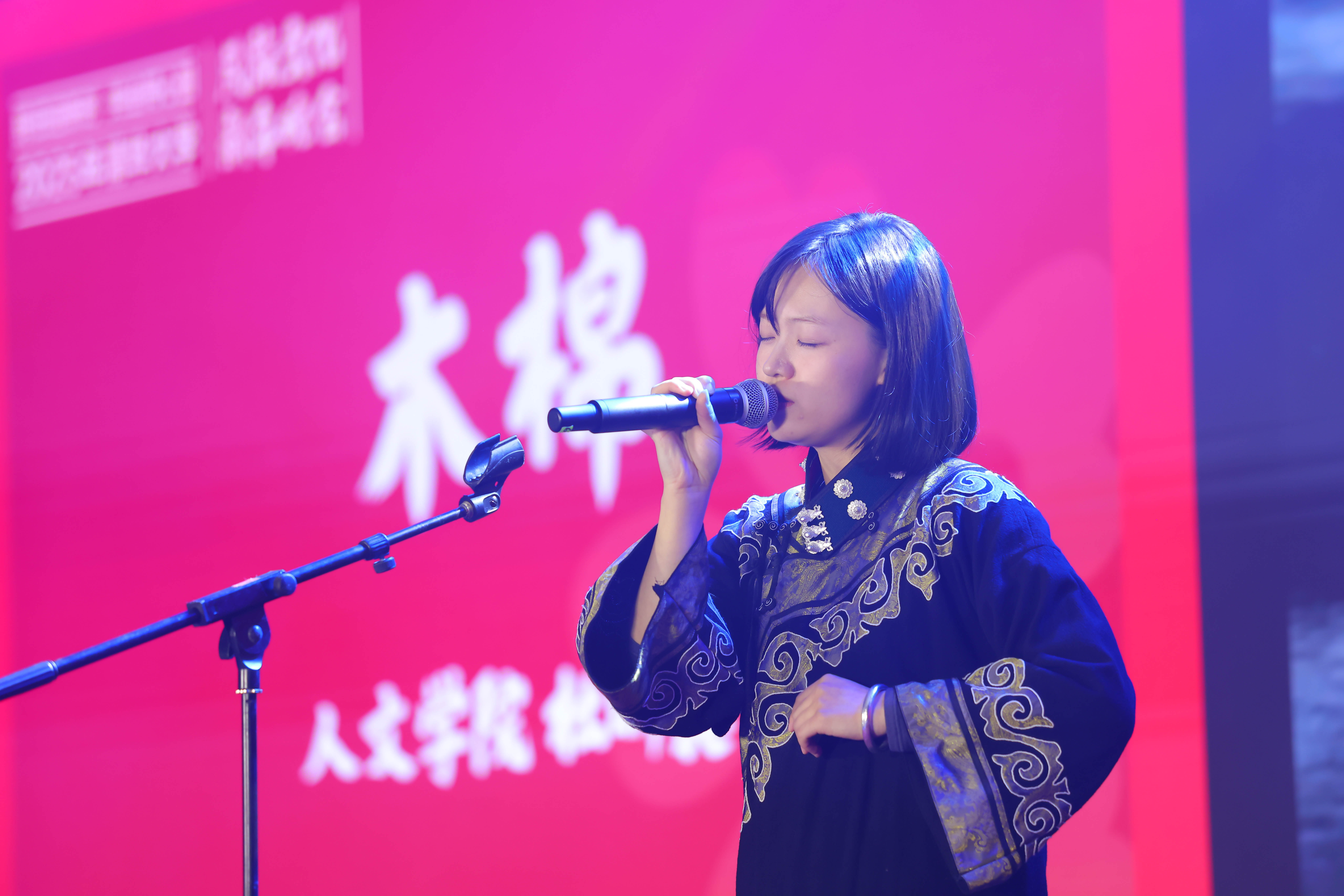 20241214-开云网2025年民族文化新年晚会圆满举行-贡觉罗布-彝族同学独唱《木棉》.jpg