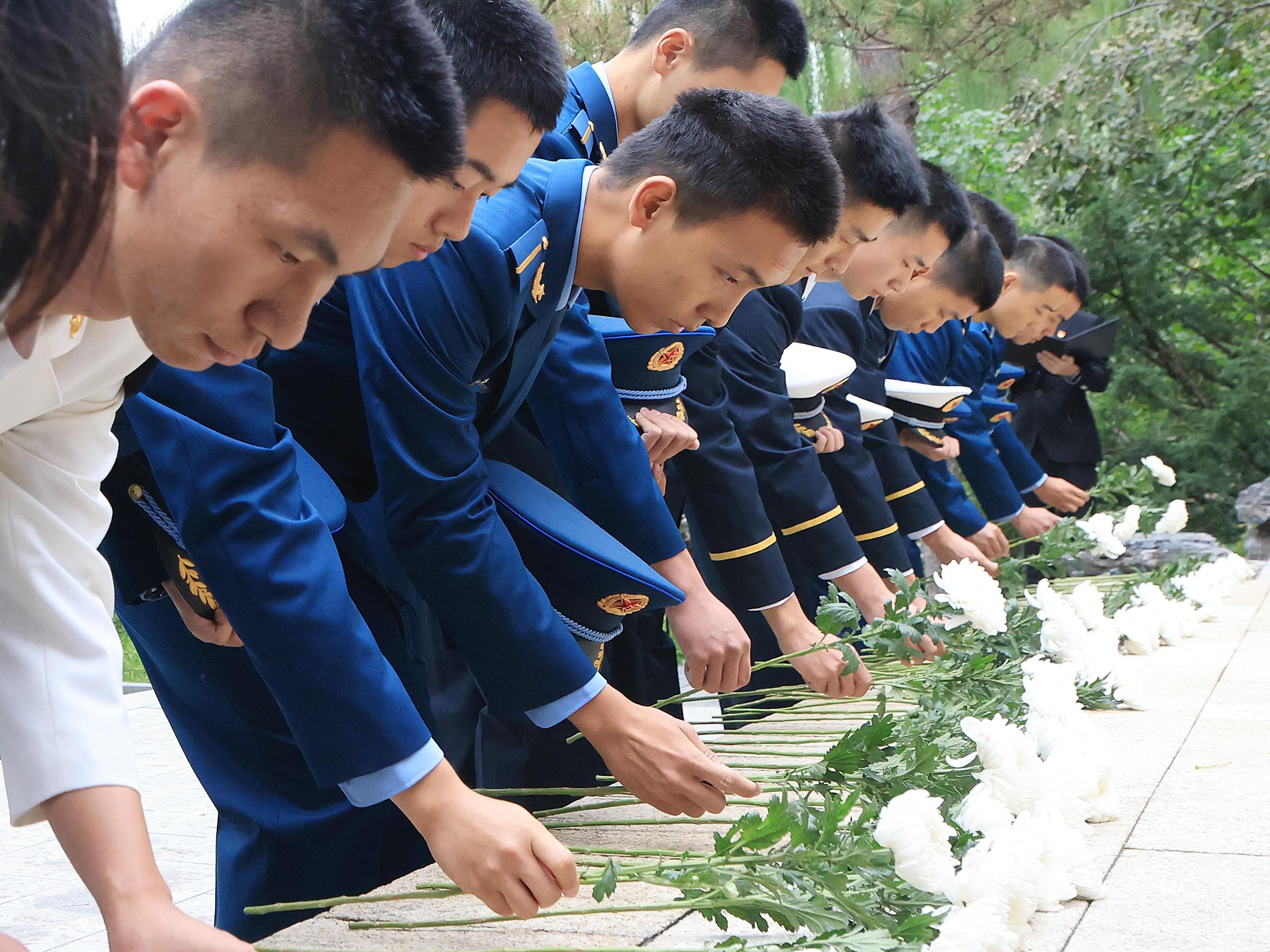 20240930-烈士纪念日开云网祭扫活动举行退伍军人代表献花环节-研工部-照片.jpg