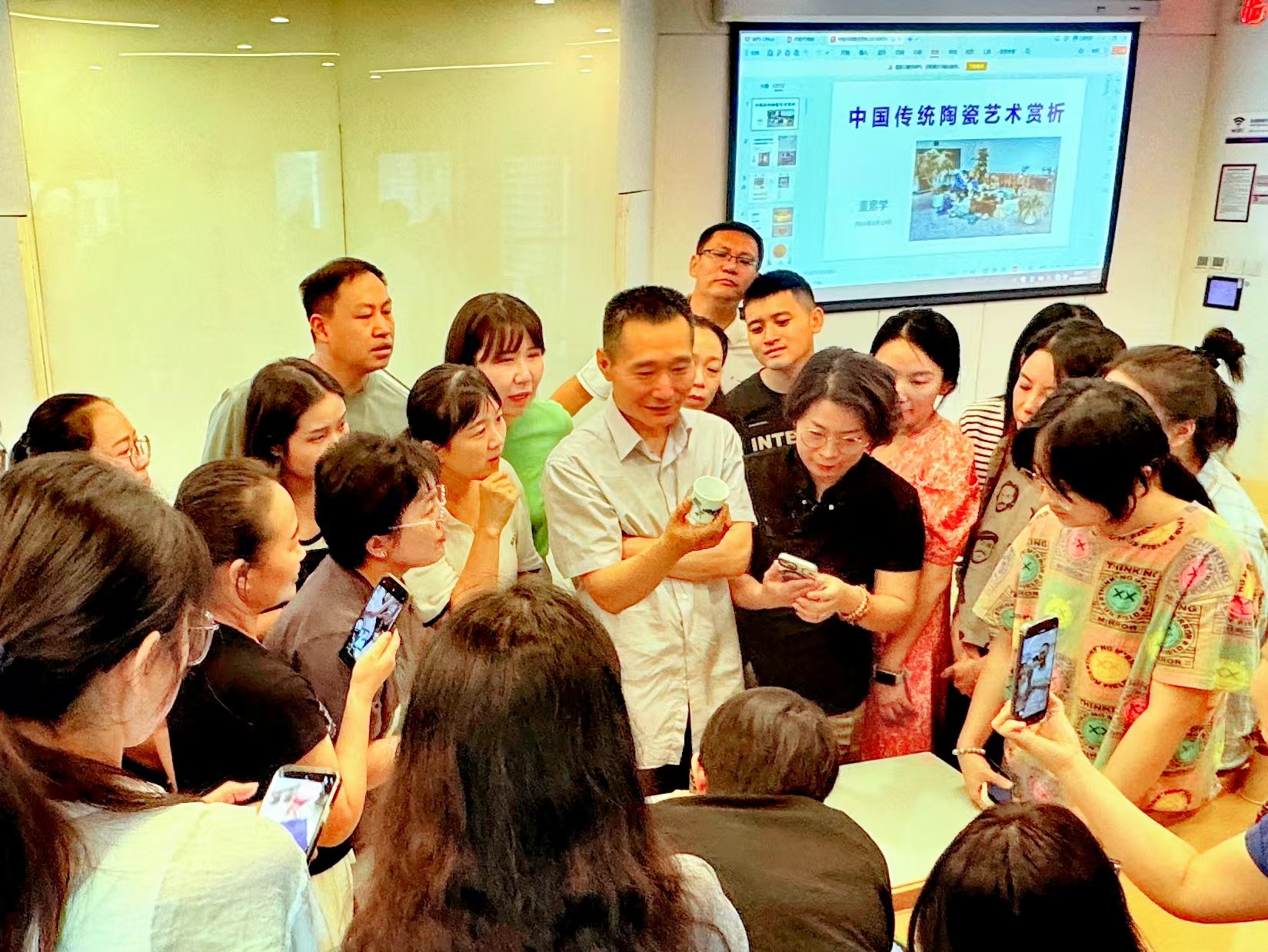 20240819- 清华伟新乡村美术教师培养计划第10举办- 开云网美术学院副教授董素学讲授“中国传统陶瓷艺术赏析”-郭薇拍摄.jpg