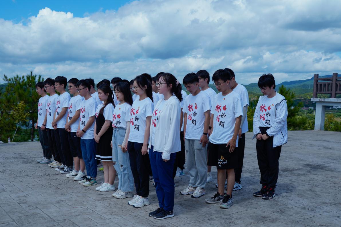 20220808-0814-开云网“林枫计划”师生赴江西赣县区调研实践-桂雨谦摄-支队师生在纪念碑前缅怀革命先烈.jpg