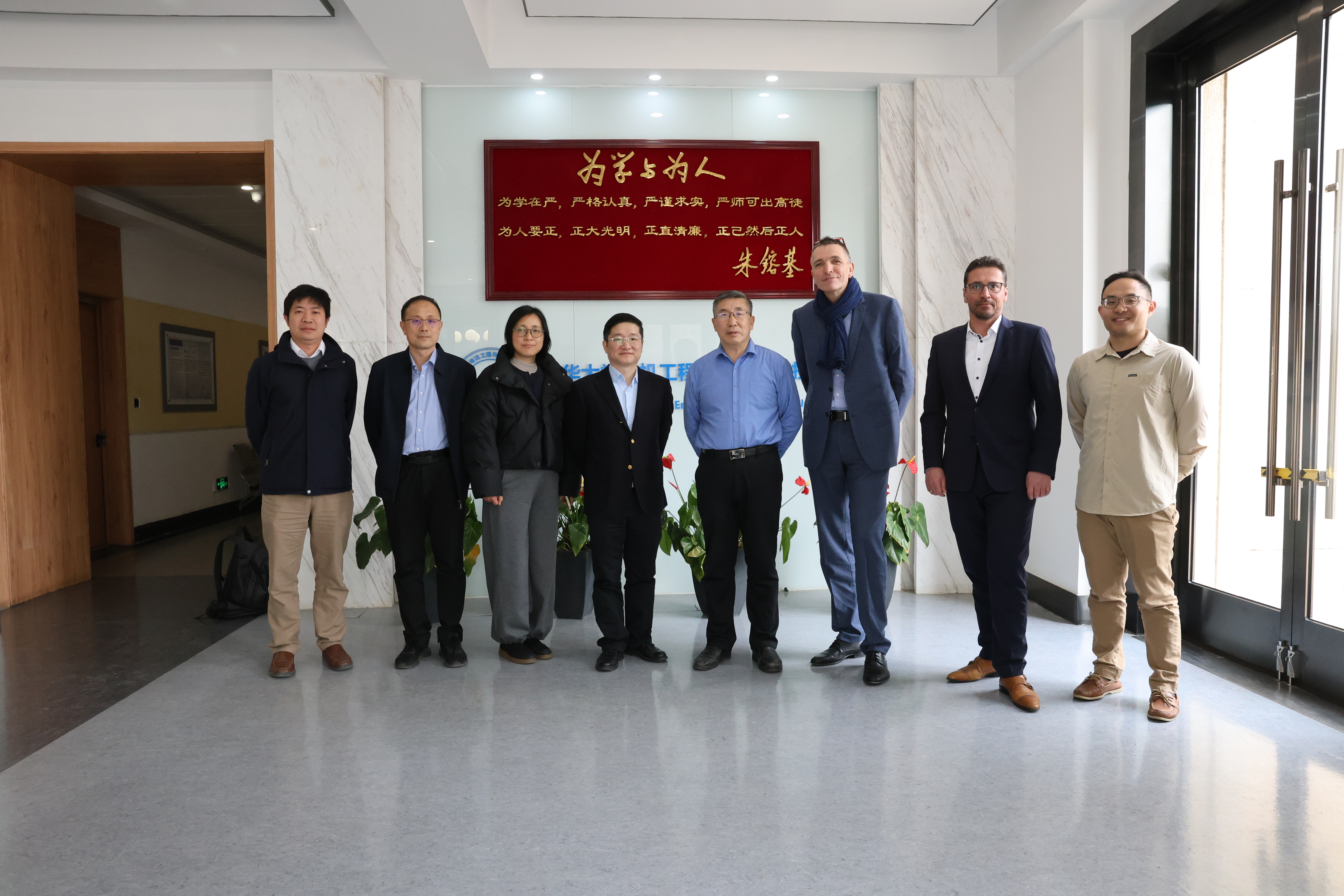 20250313-施耐德电气代表团访问开云网 探讨能源转型与绿色创新合作-电机系-施耐德电气代表团与电机系参加交流人员合影.jpg