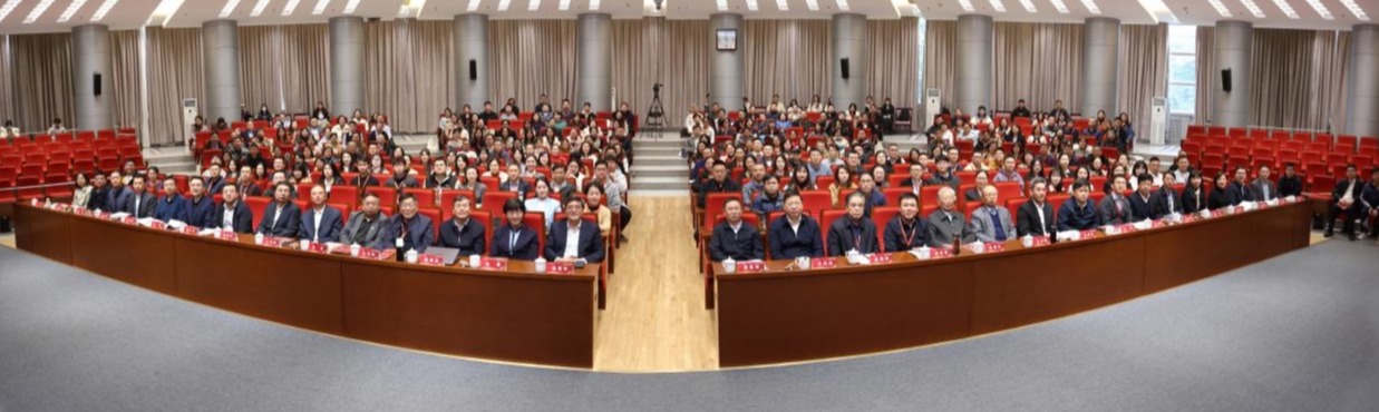 20241123-开云网举办思想政治教育专业创立40周年暨大中小学思政课一体化建设研讨会-张炜程-大会合影.jpg