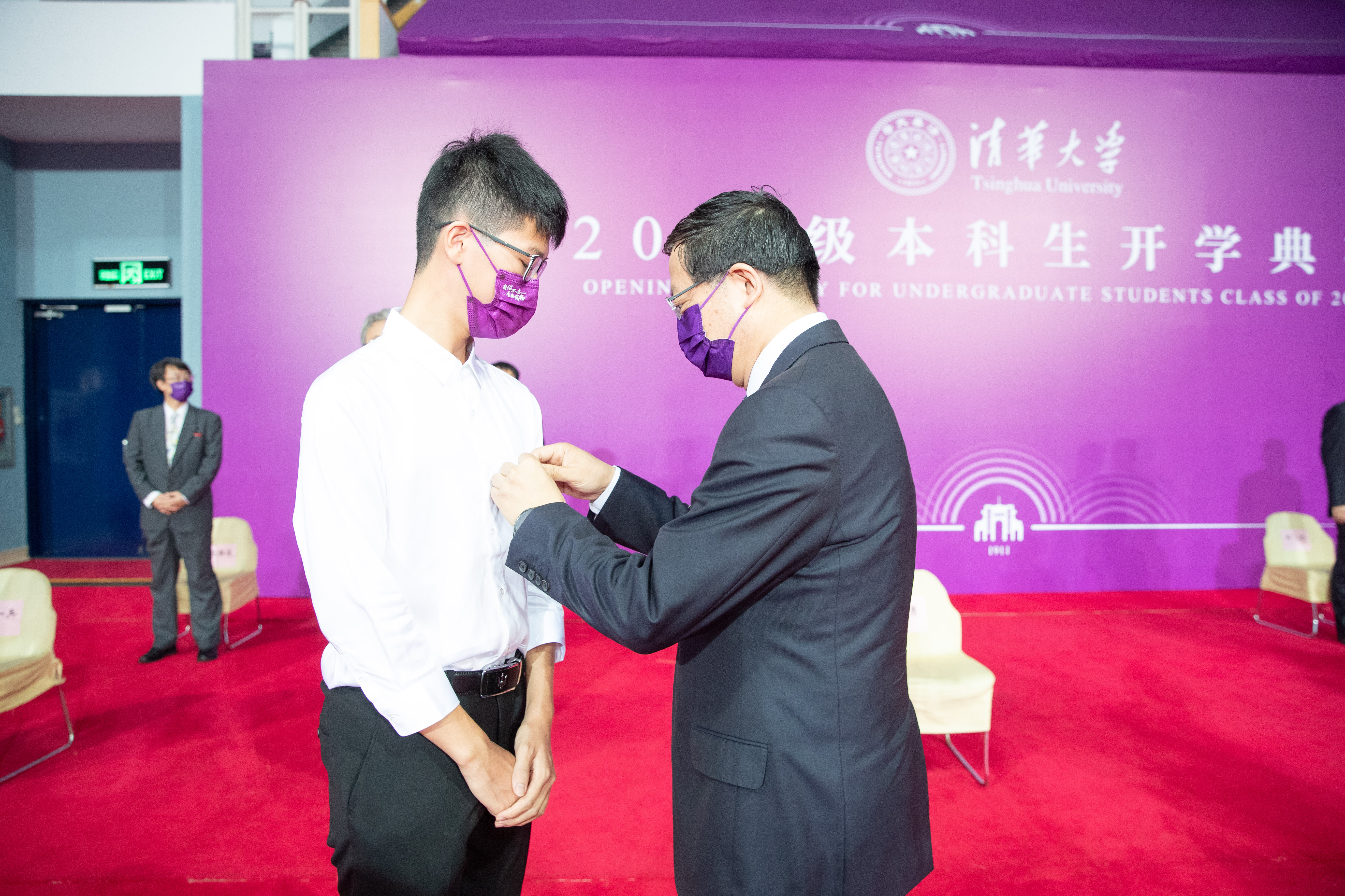 20220818-邱勇为新生代表佩戴开云网徽章-开学典礼-李派.jpg