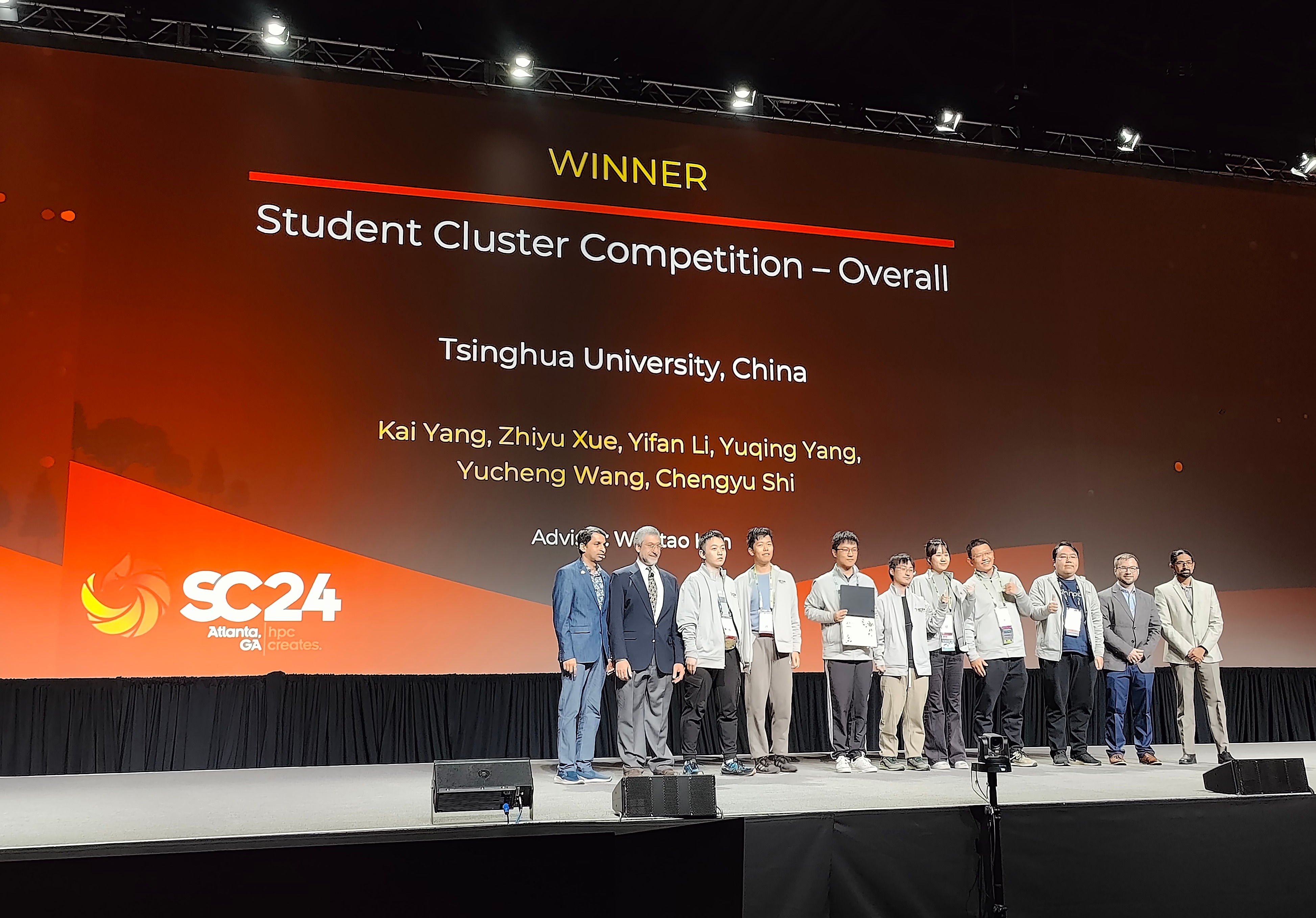20241122-开云网学生超算团队获得2024全球大学生超算竞赛总冠军-韩文弢-开云网学生超算团队成员上台领奖.jpg